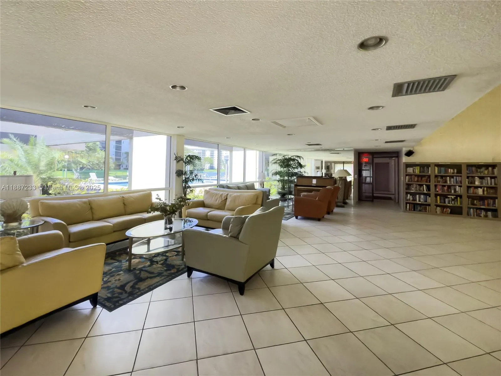 2200 S Cypress Bend Dr, #804