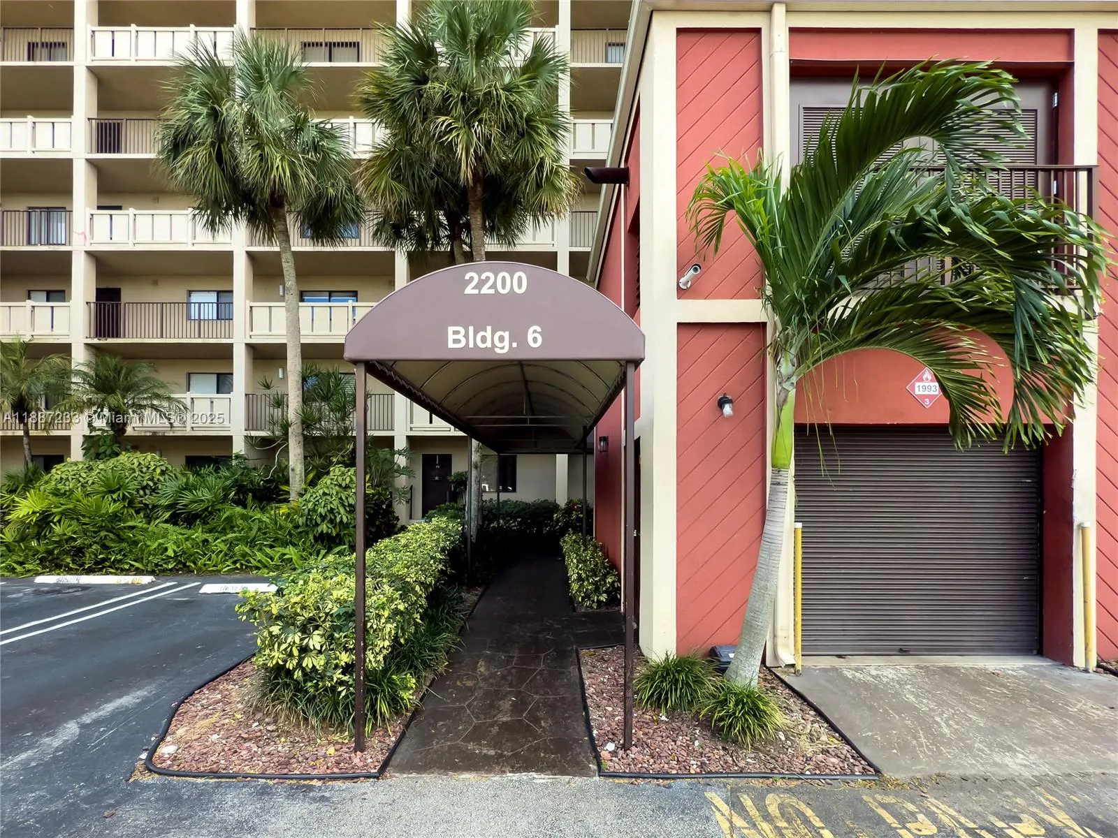 2200 S Cypress Bend Dr, #804