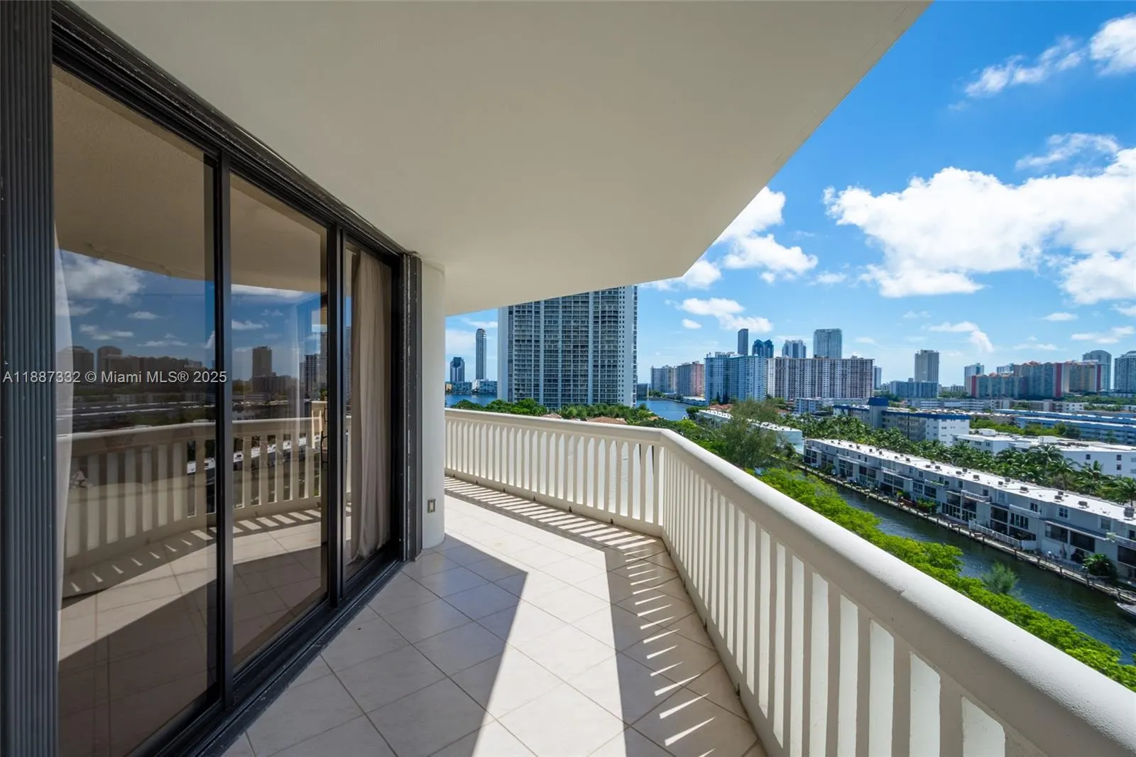2000 Island Blvd, #1002