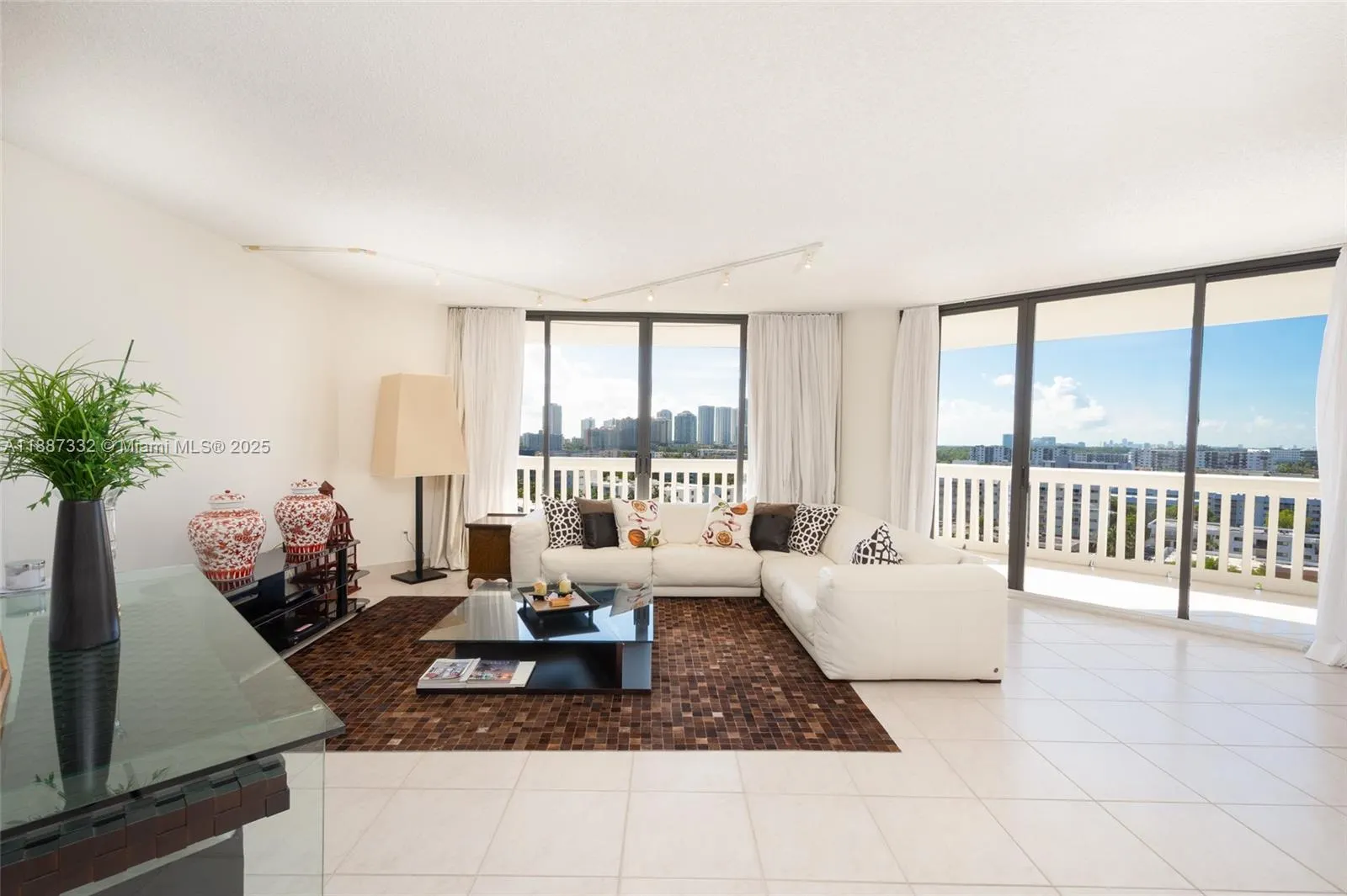 2000 Island Blvd, #1002