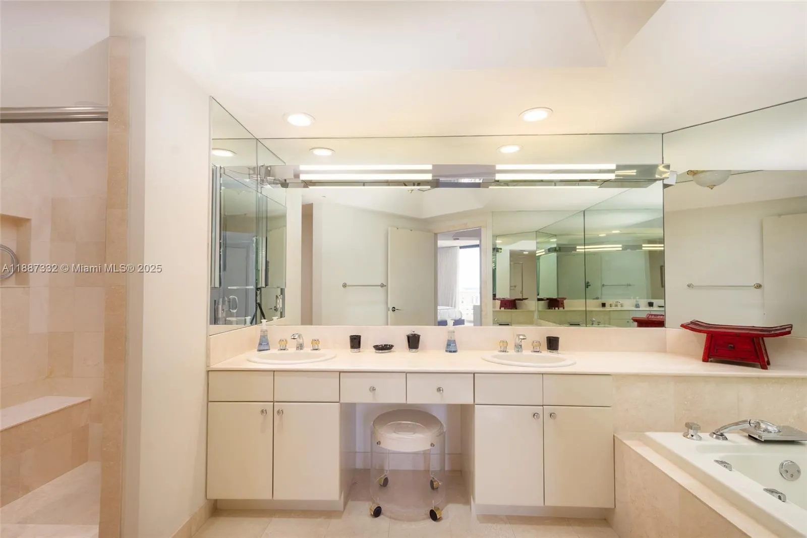 2000 Island Blvd, #1002