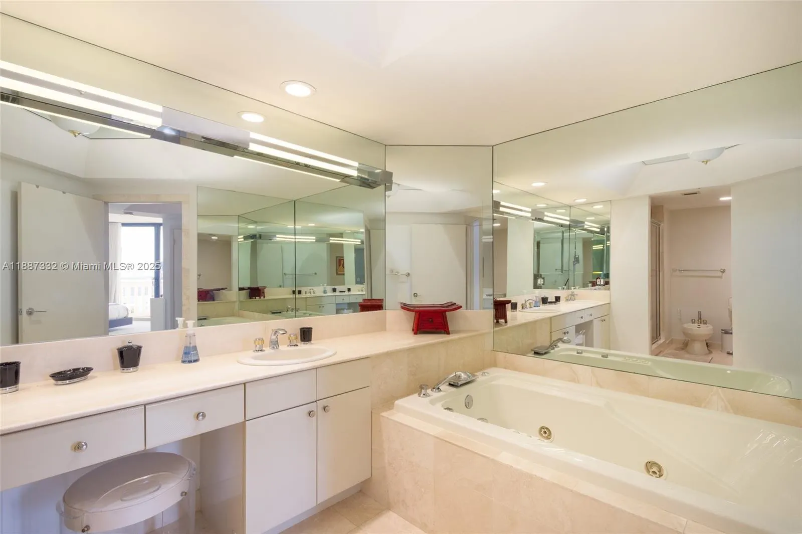 2000 Island Blvd, #1002