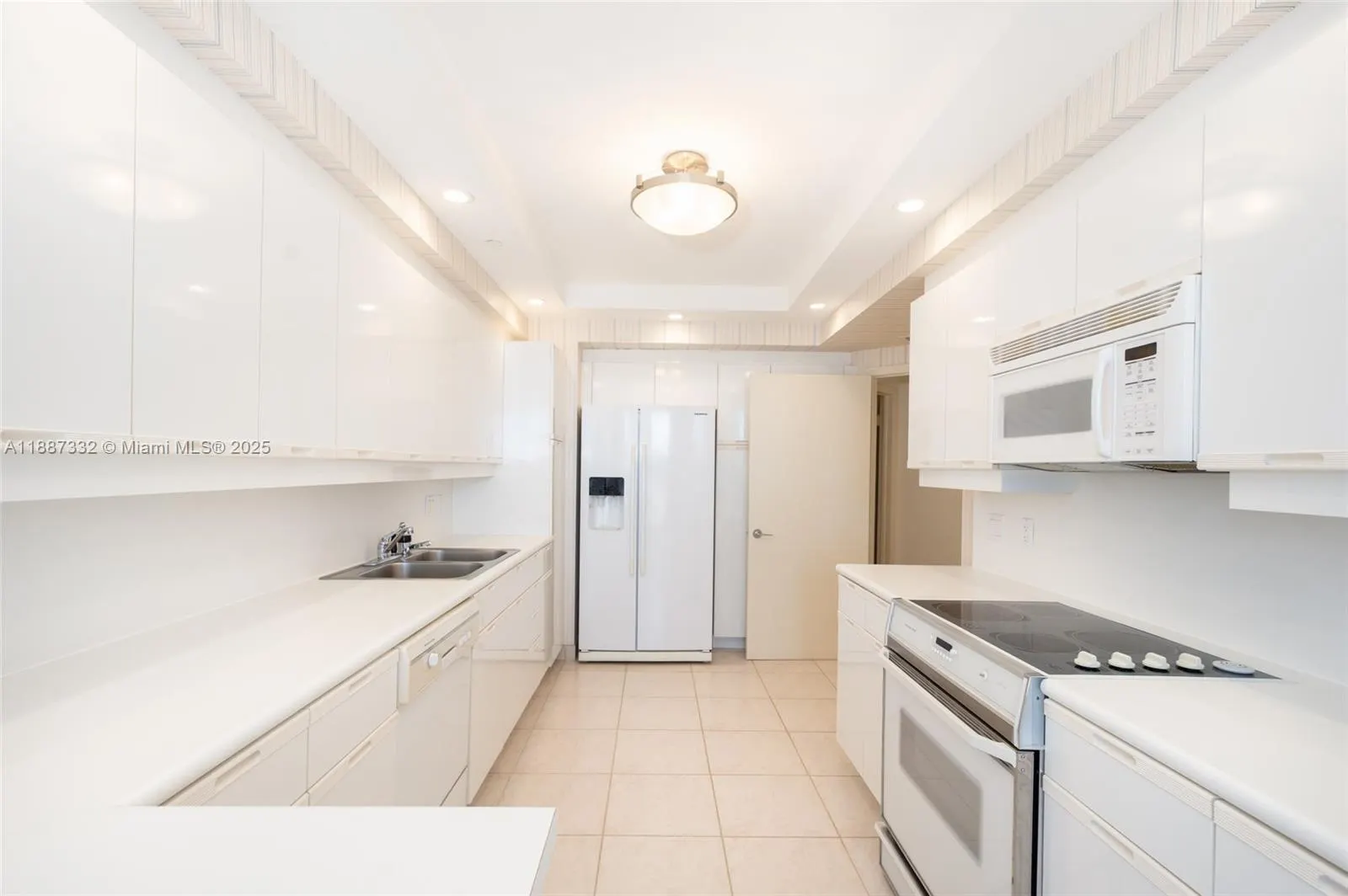 2000 Island Blvd, #1002