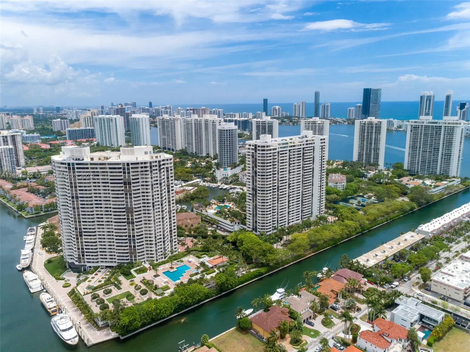 2000 Island Blvd, #1002