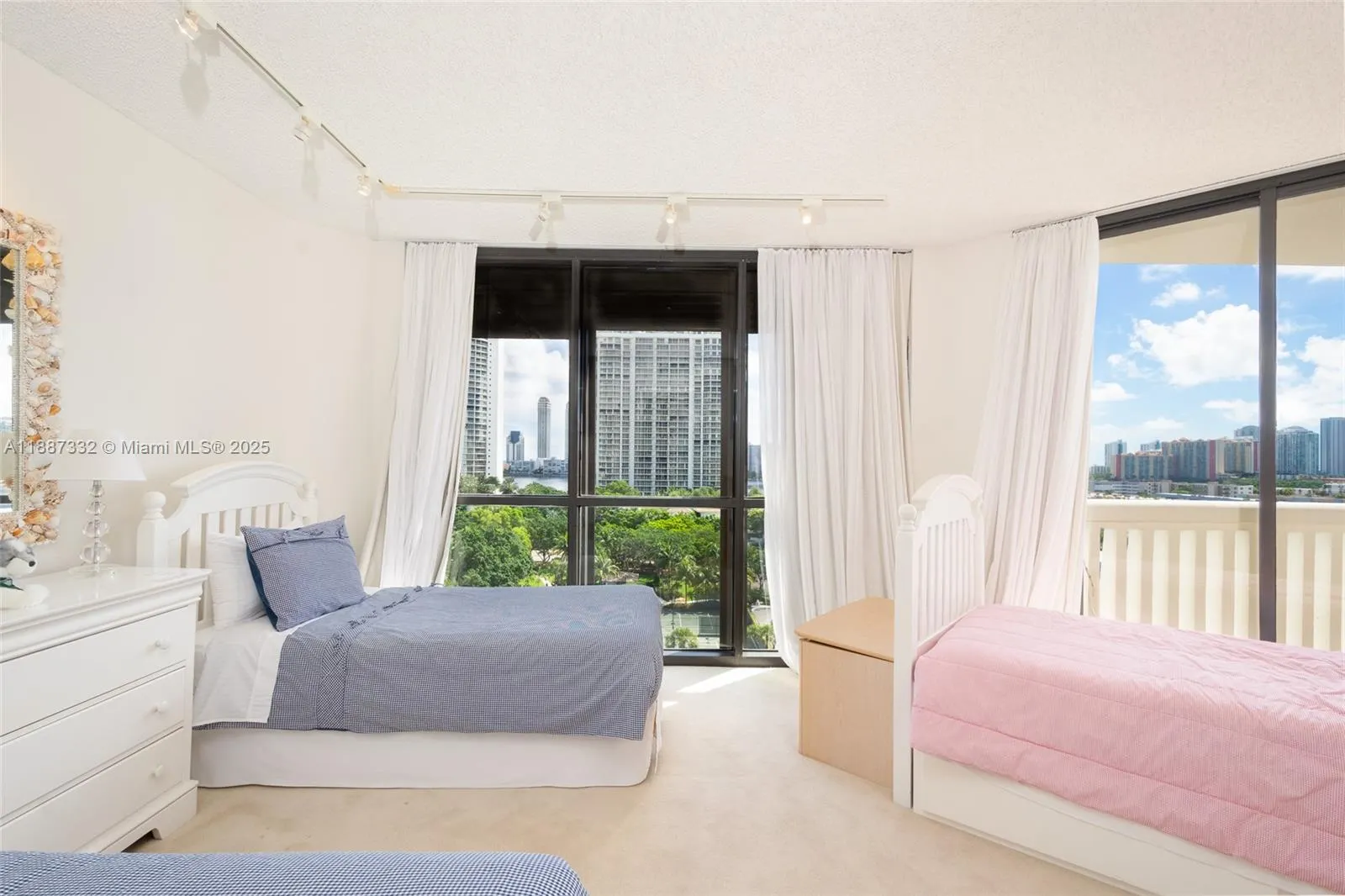2000 Island Blvd, #1002
