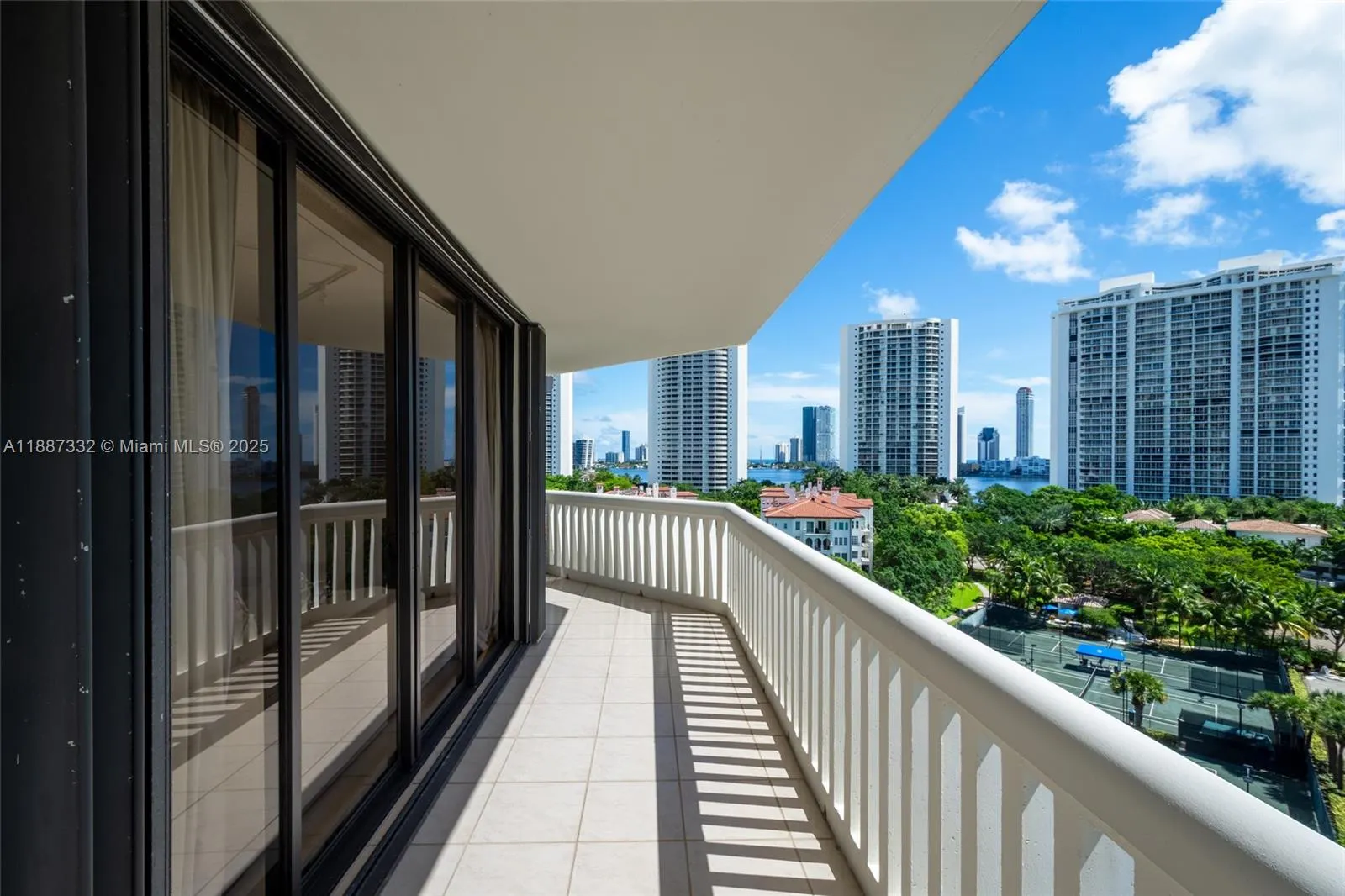 2000 Island Blvd, #1002