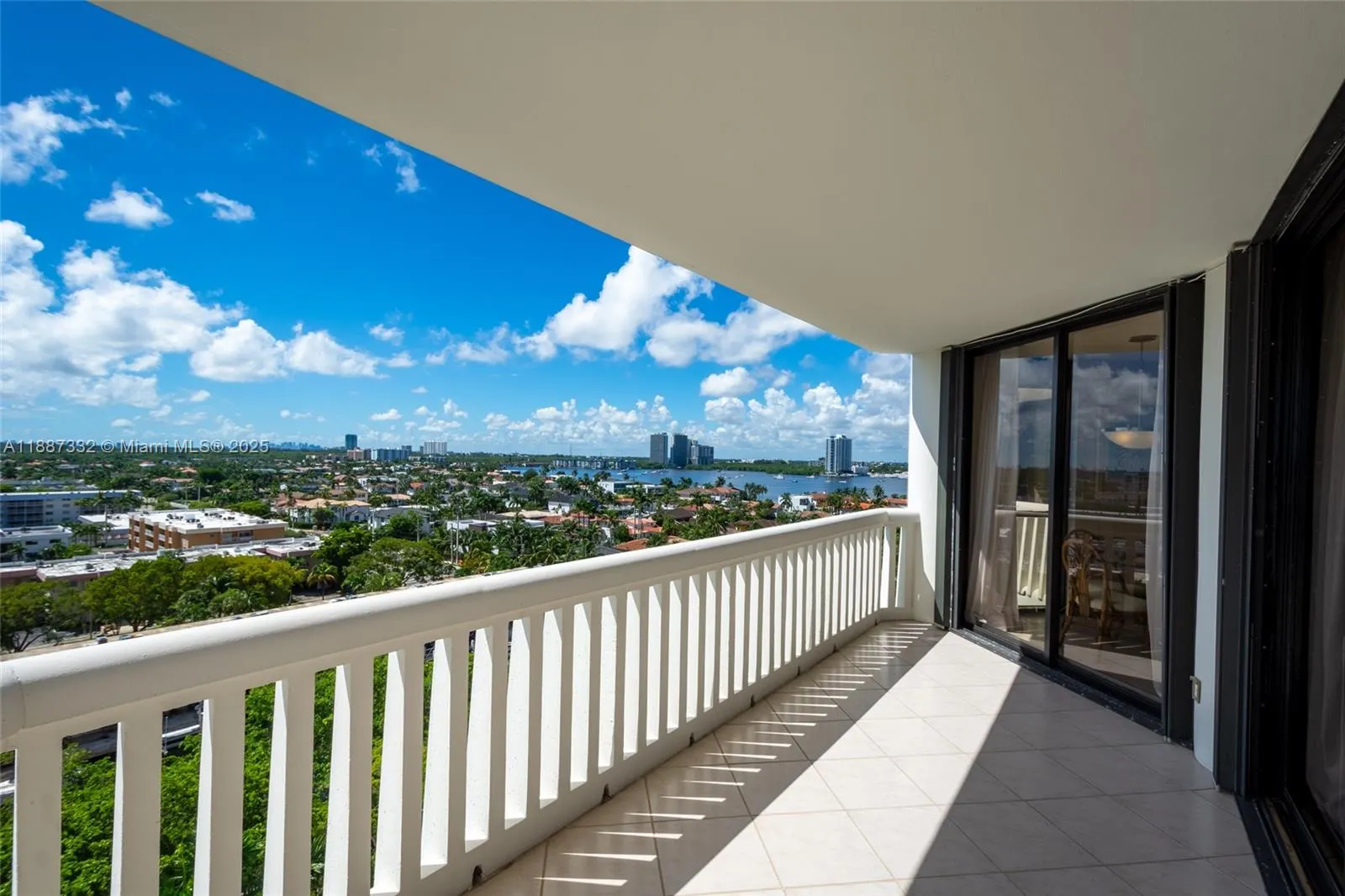 2000 Island Blvd, #1002