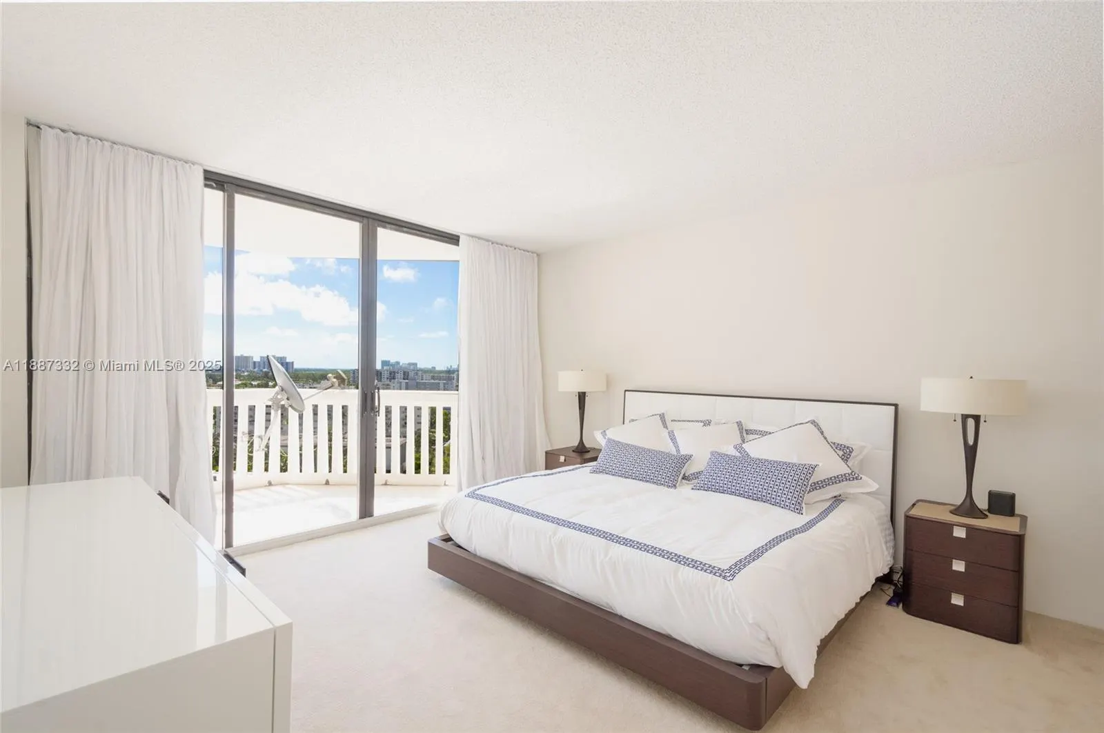 2000 Island Blvd, #1002