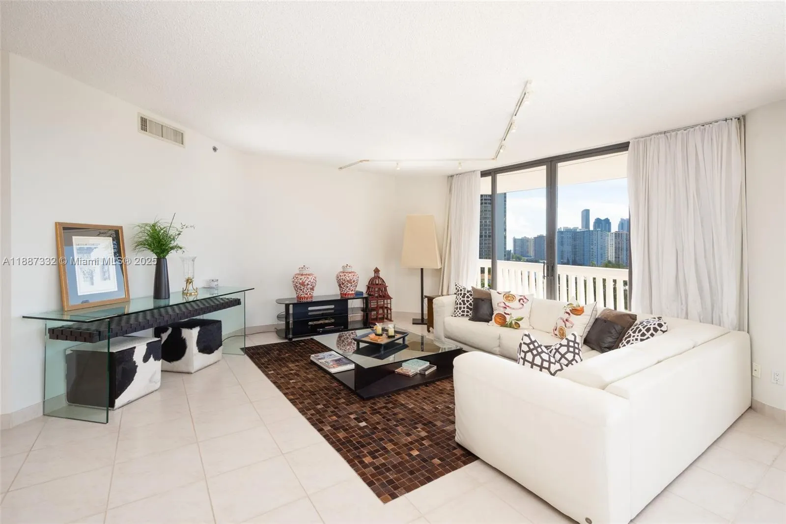 2000 Island Blvd, #1002