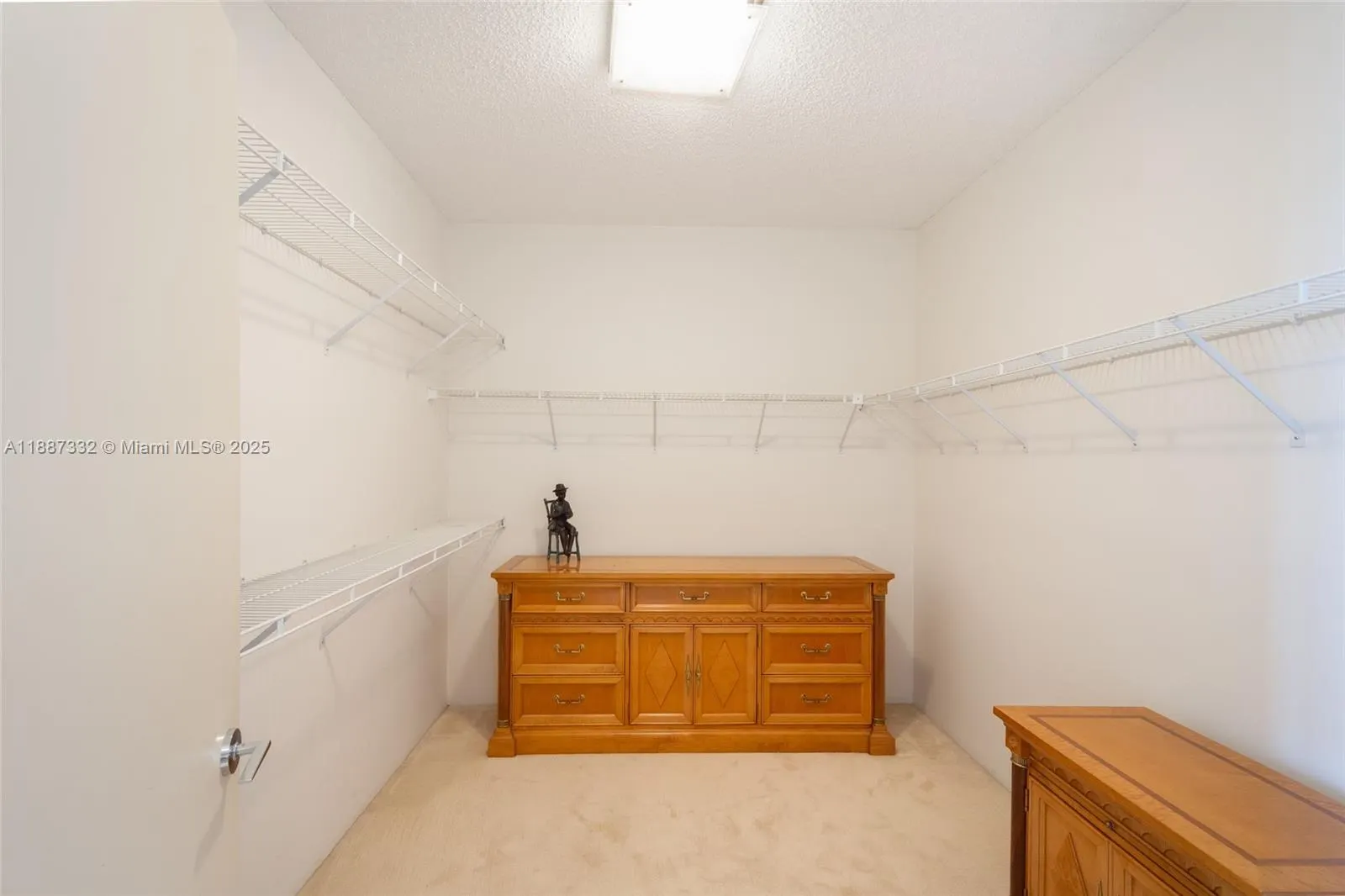 2000 Island Blvd, #1002