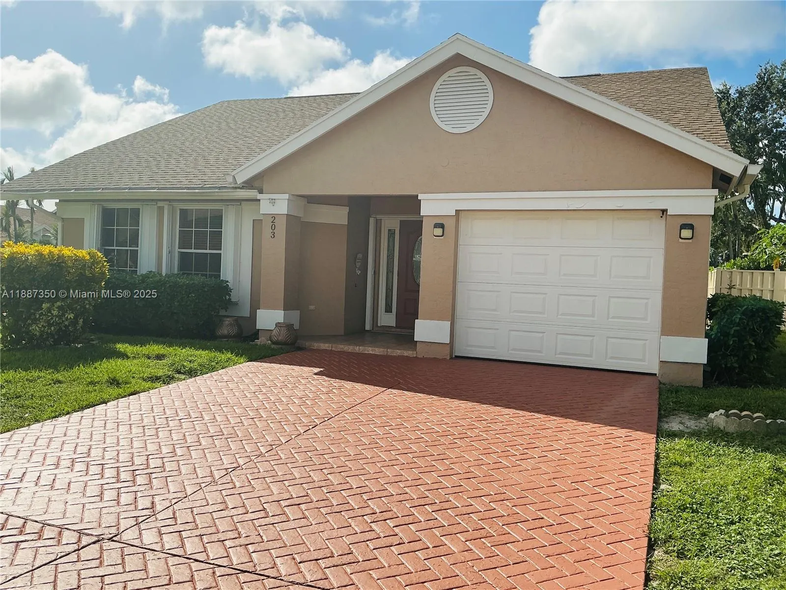 203 N Moccasin Trl N