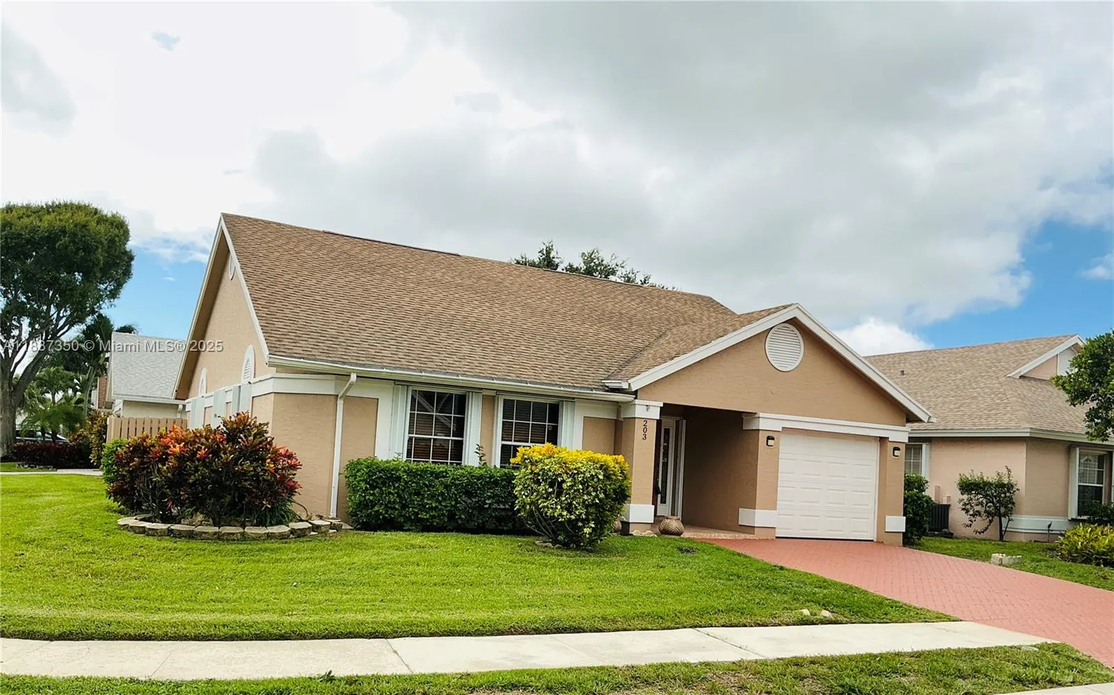 203 N Moccasin Trl N