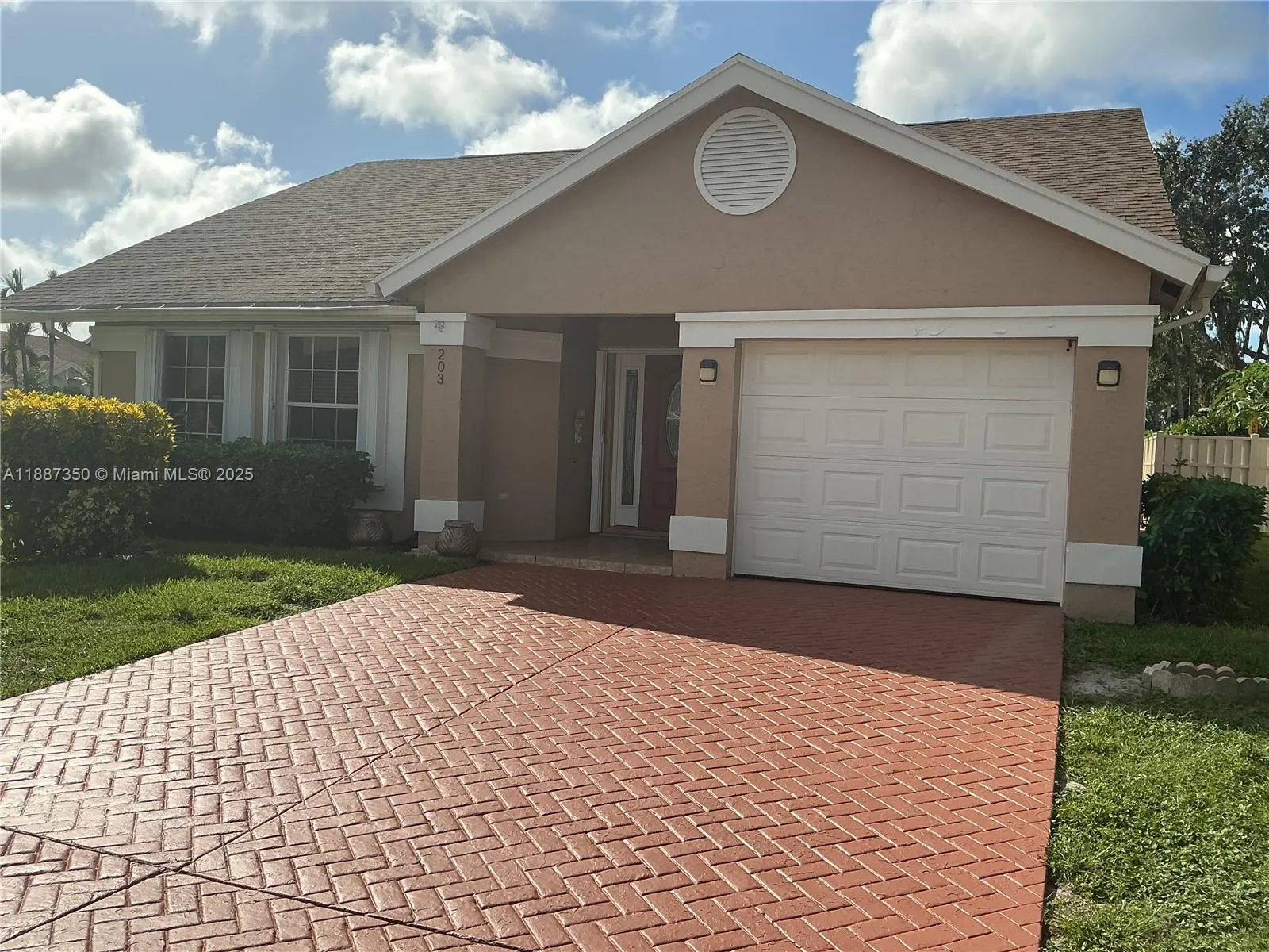 203 N Moccasin Trl N