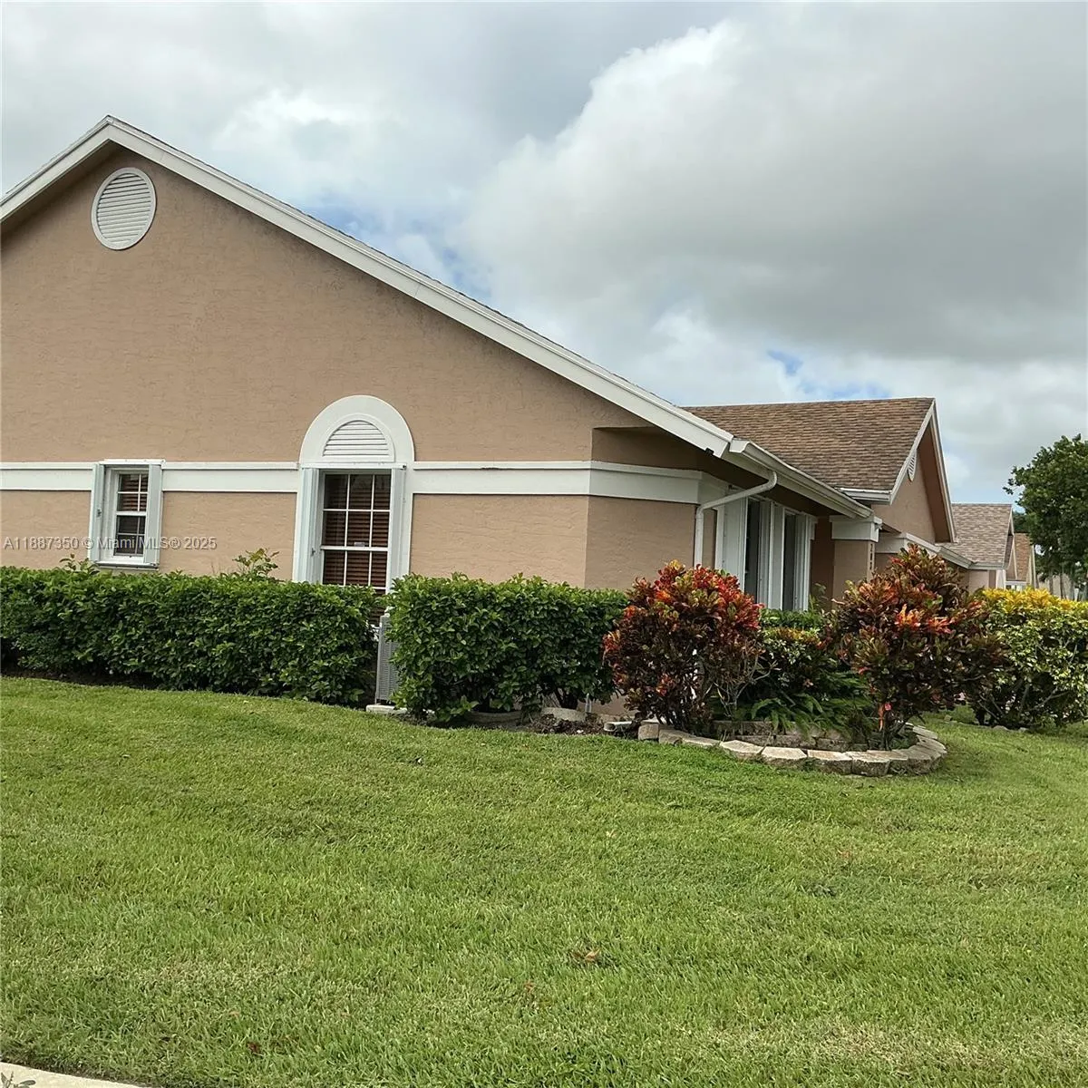 203 N Moccasin Trl N