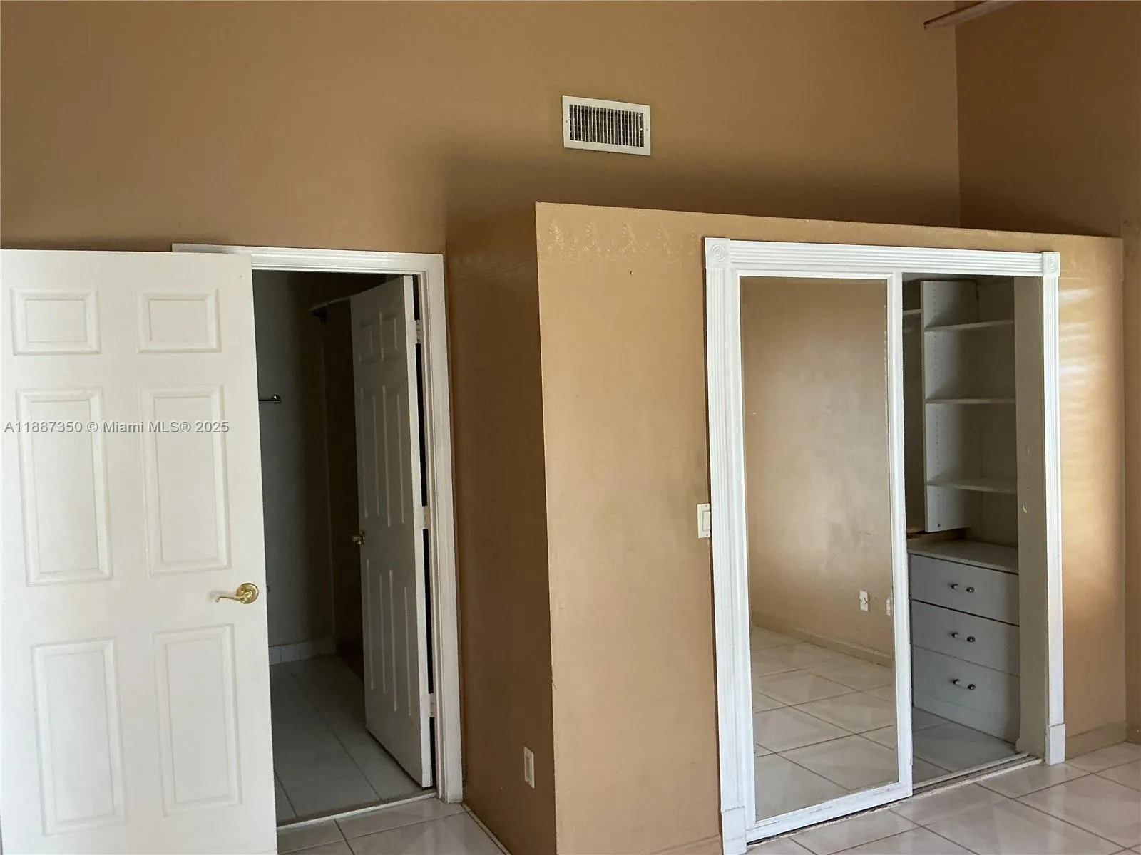 203 N Moccasin Trl N