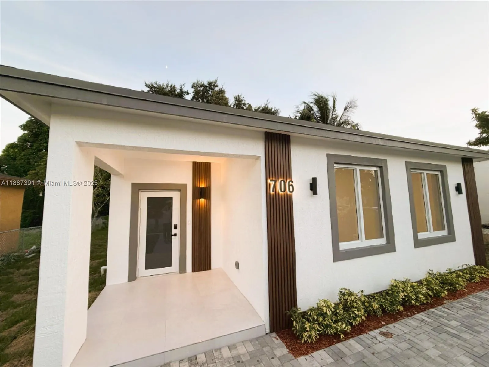 706 SW 7th St