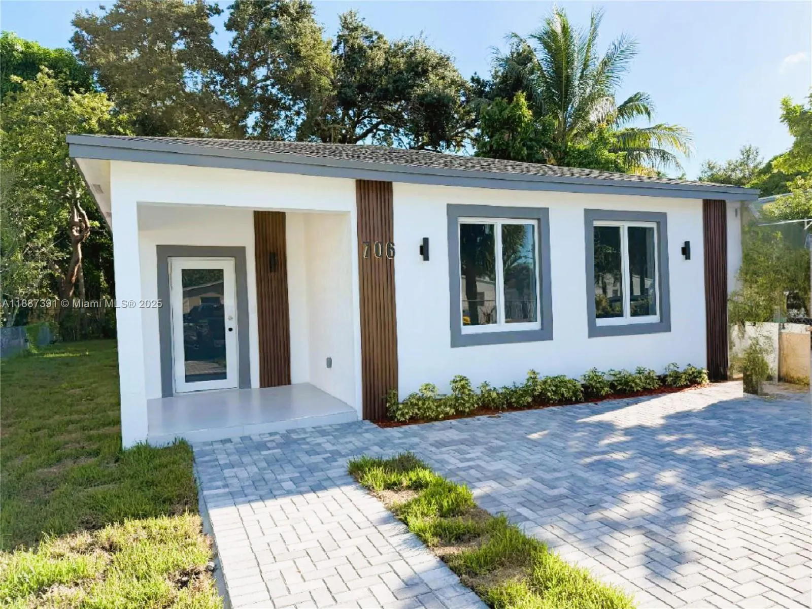 706 SW 7th St