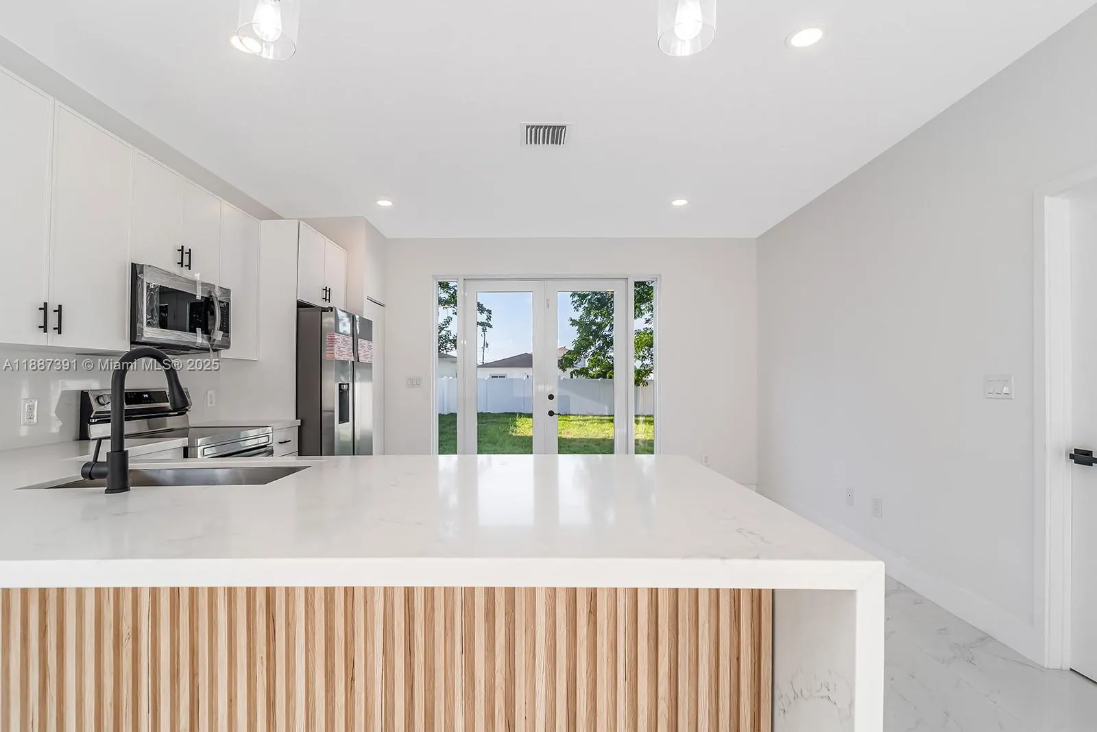 706 SW 7th St