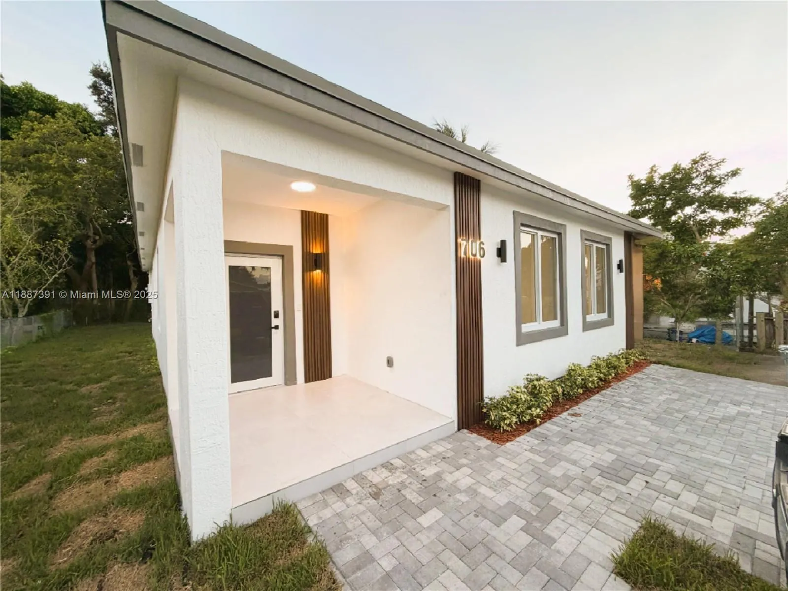 706 SW 7th St