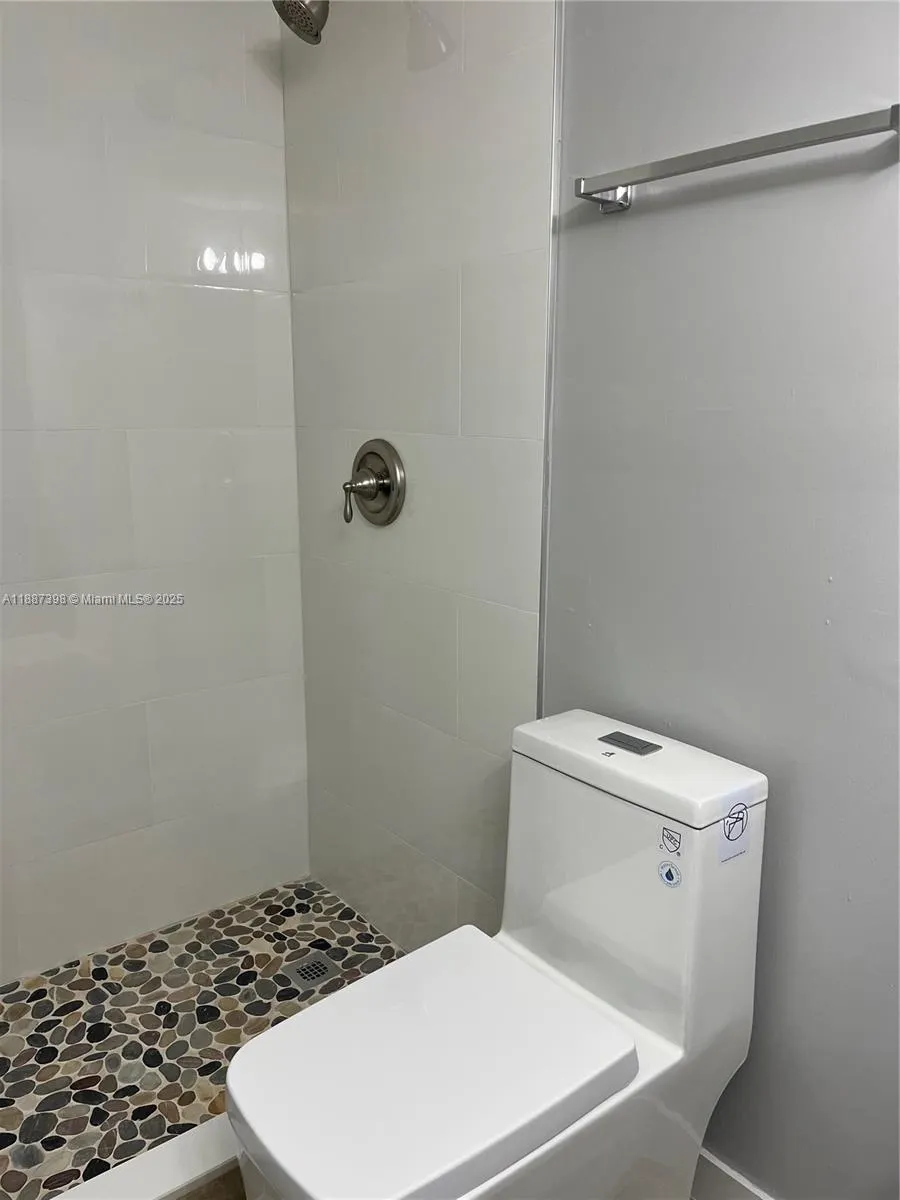 666 W 81st St, #318