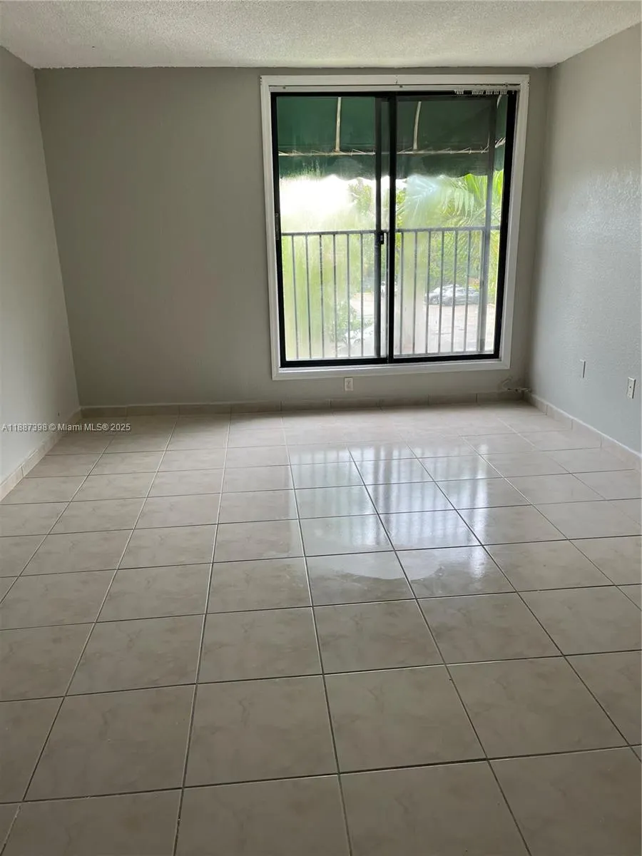 666 W 81st St, #318