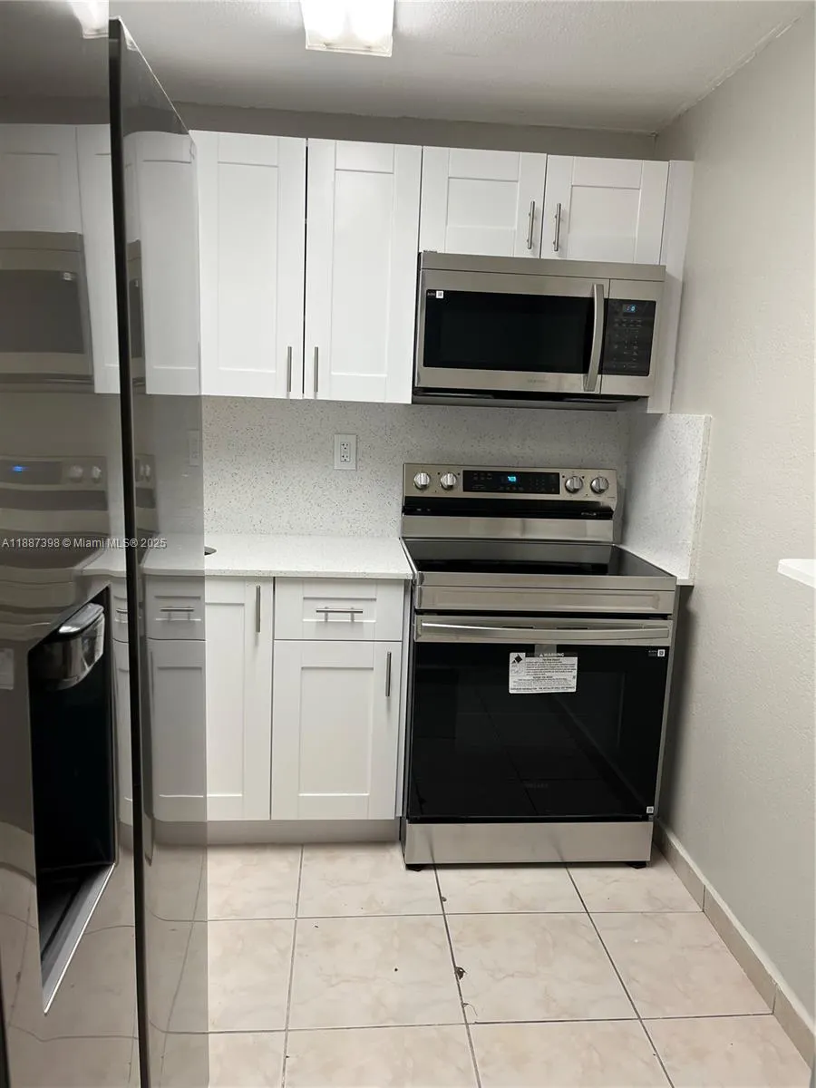 666 W 81st St, #318
