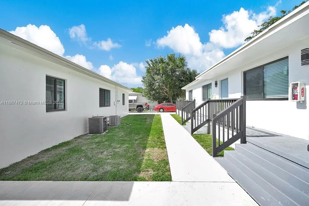 12400 NE 11th Ct