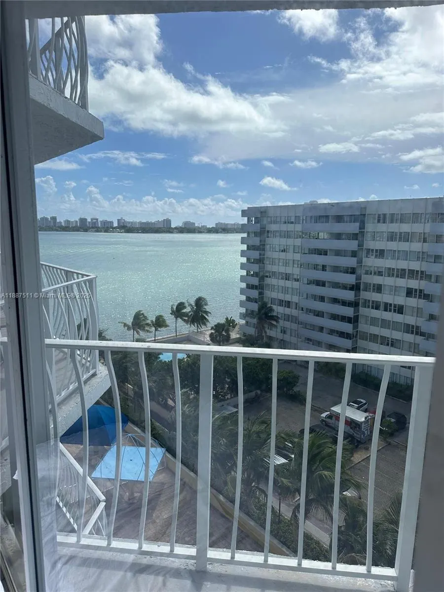 7601 E Treasure Dr, #1005