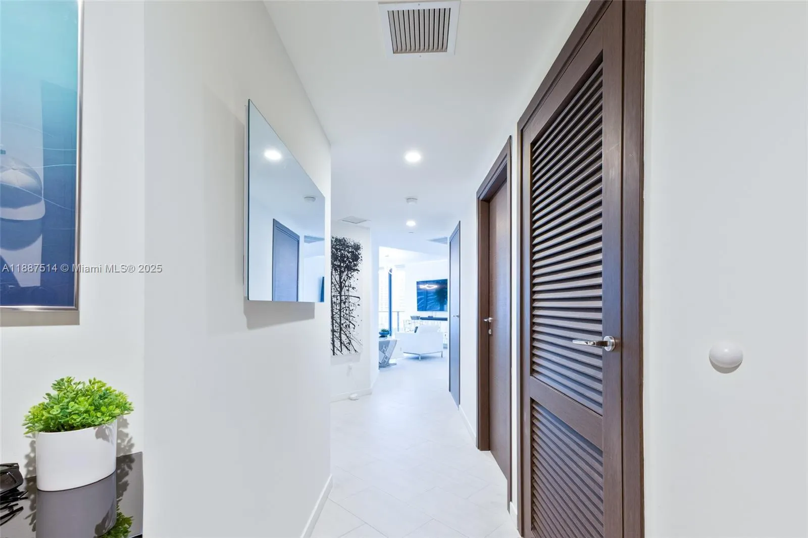 1000 Brickell Plz, #2515