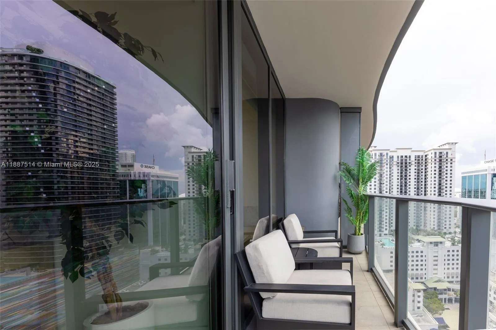 1000 Brickell Plz, #2515