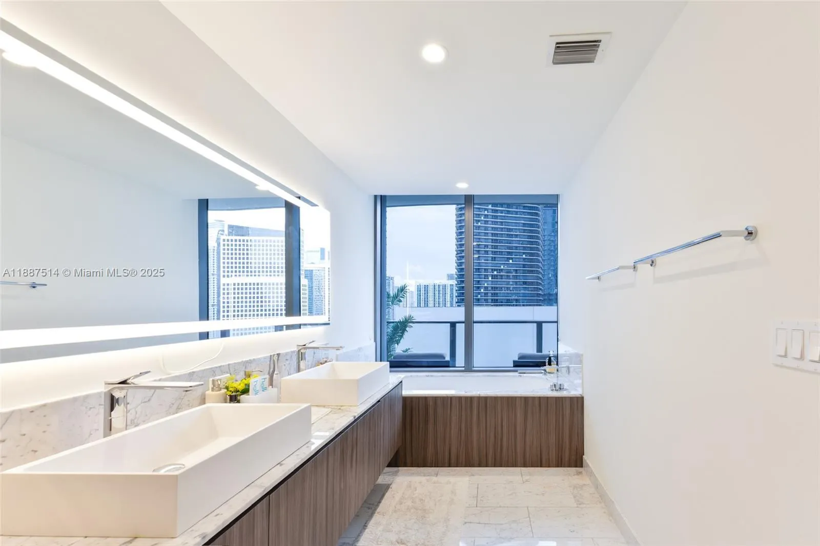 1000 Brickell Plz, #2515
