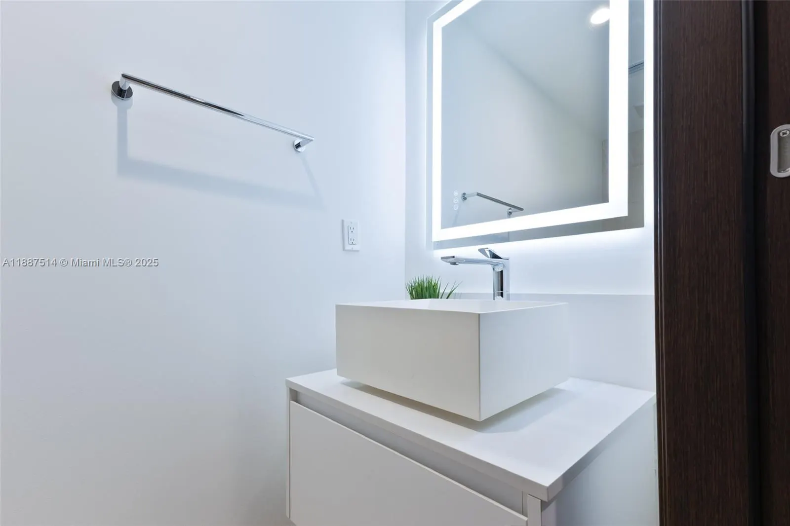 1000 Brickell Plz, #2515