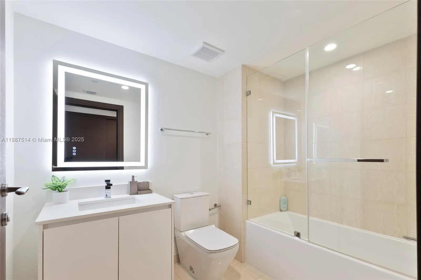1000 Brickell Plz, #2515