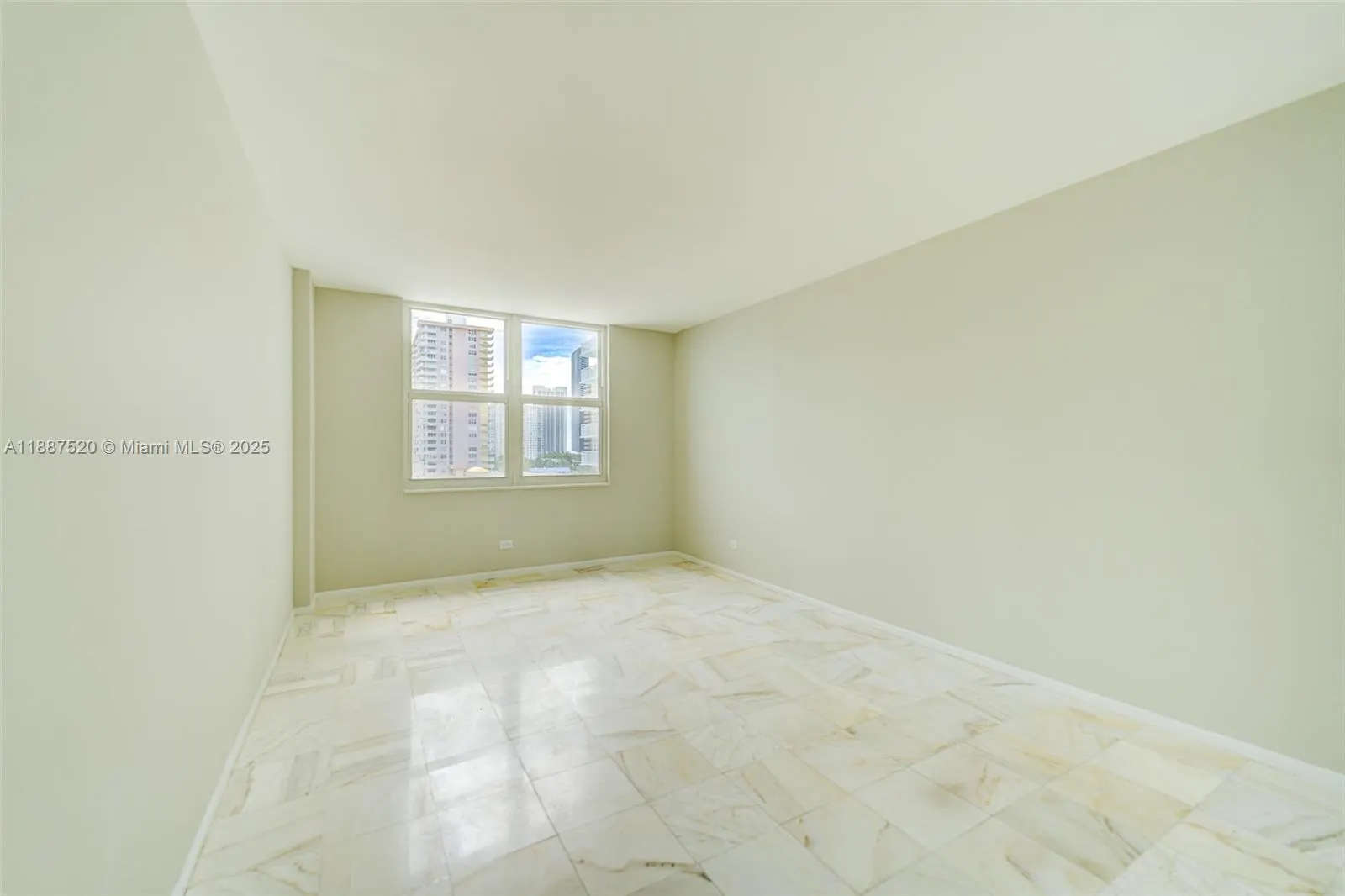 301 174th St, #618