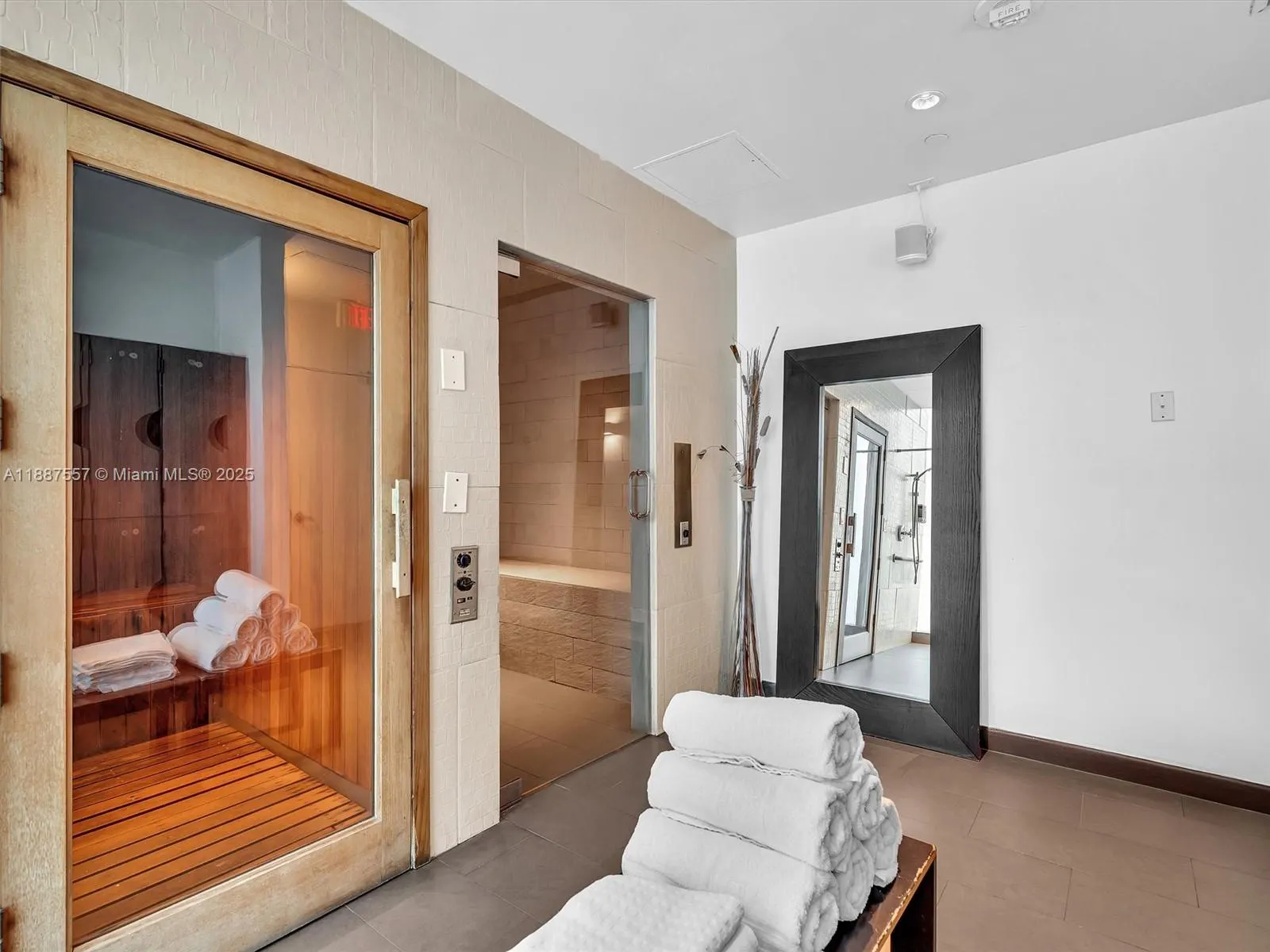 17315 Collins Ave, #1106