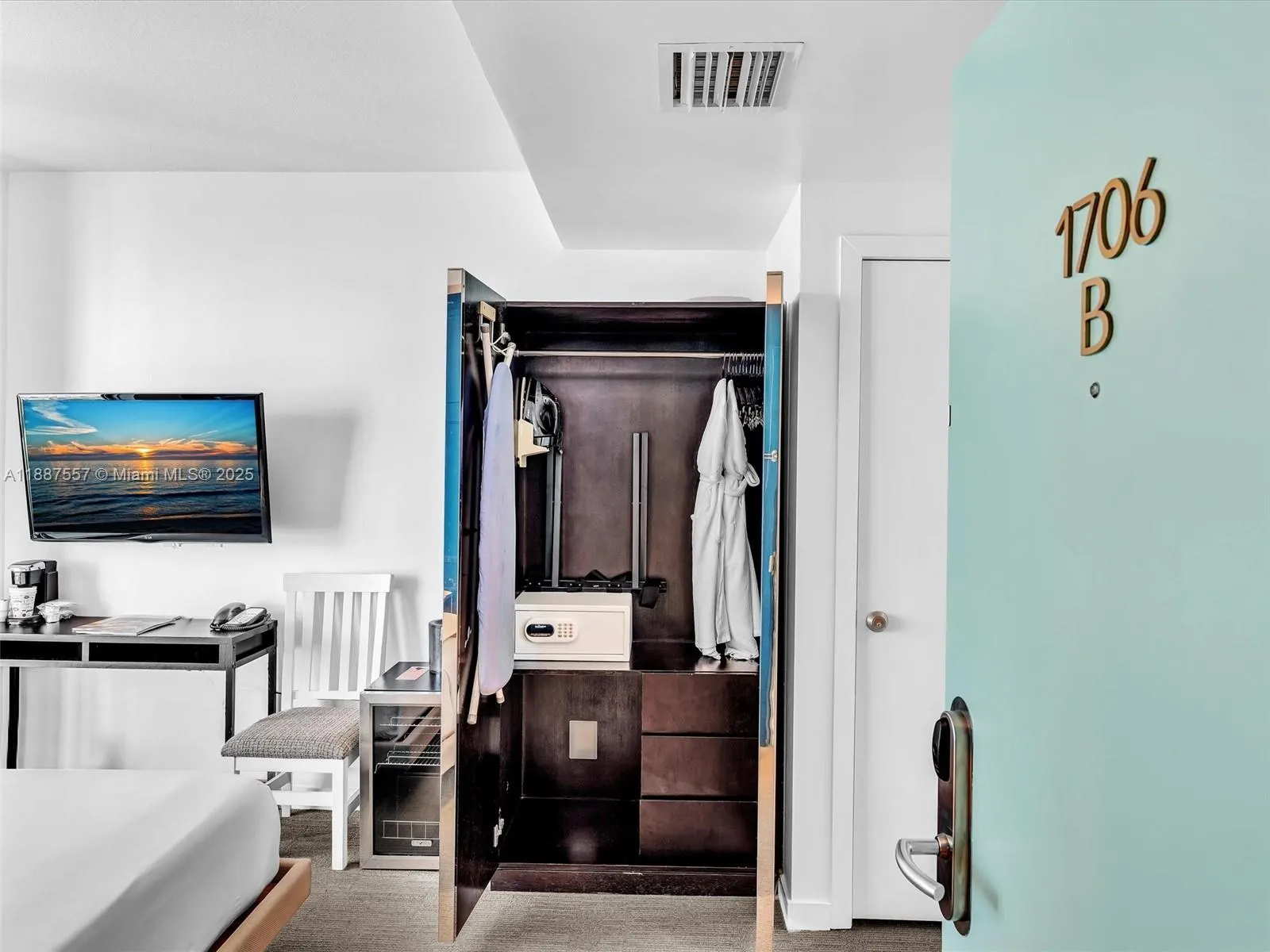 17315 Collins Ave, #1106