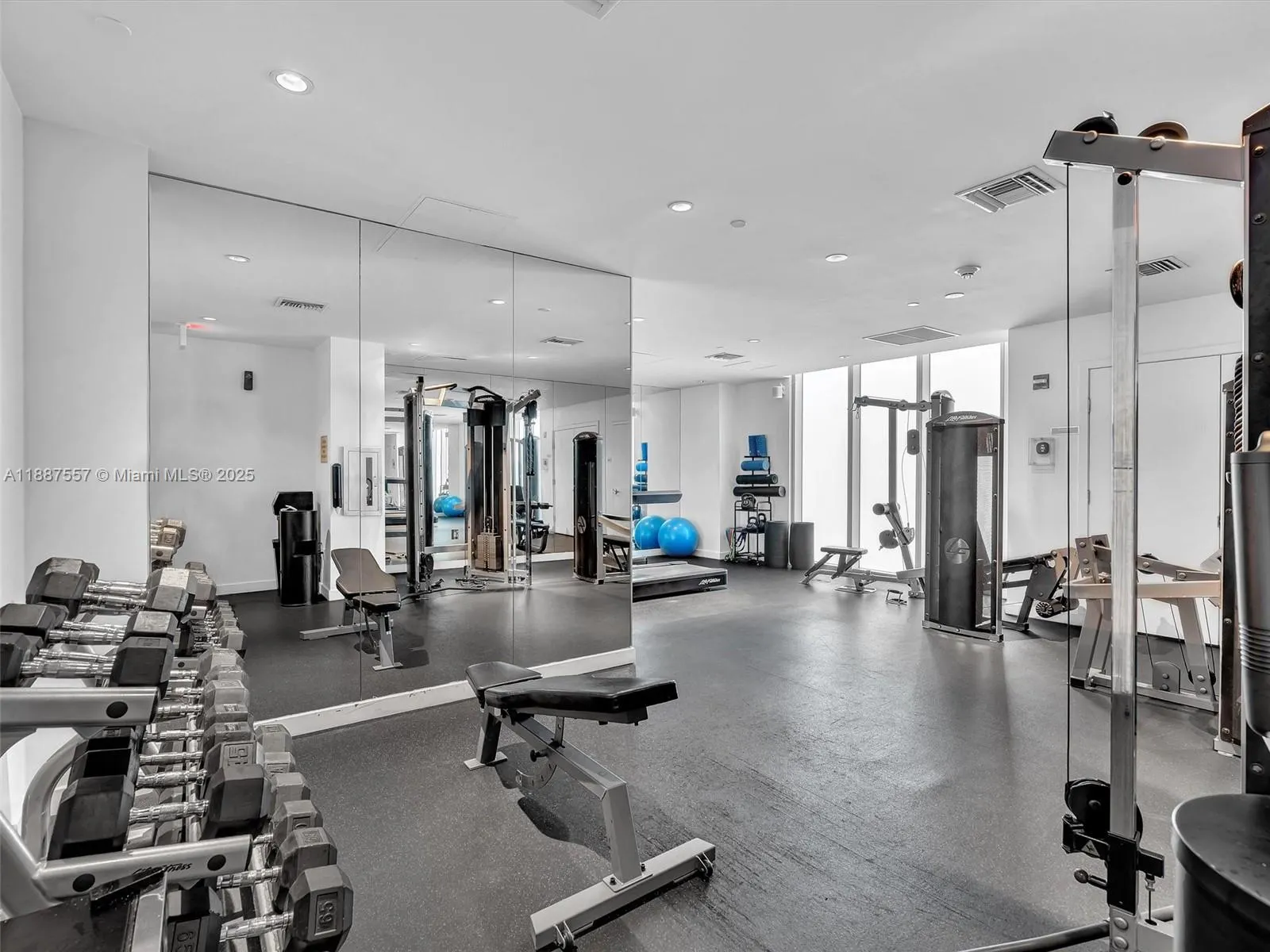 17315 Collins Ave, #1106