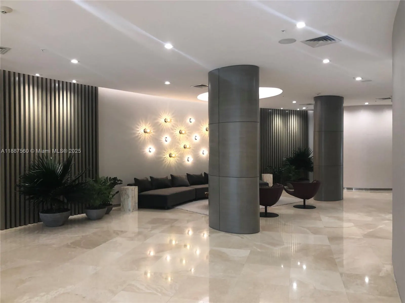 10275 Collins Ave, #533