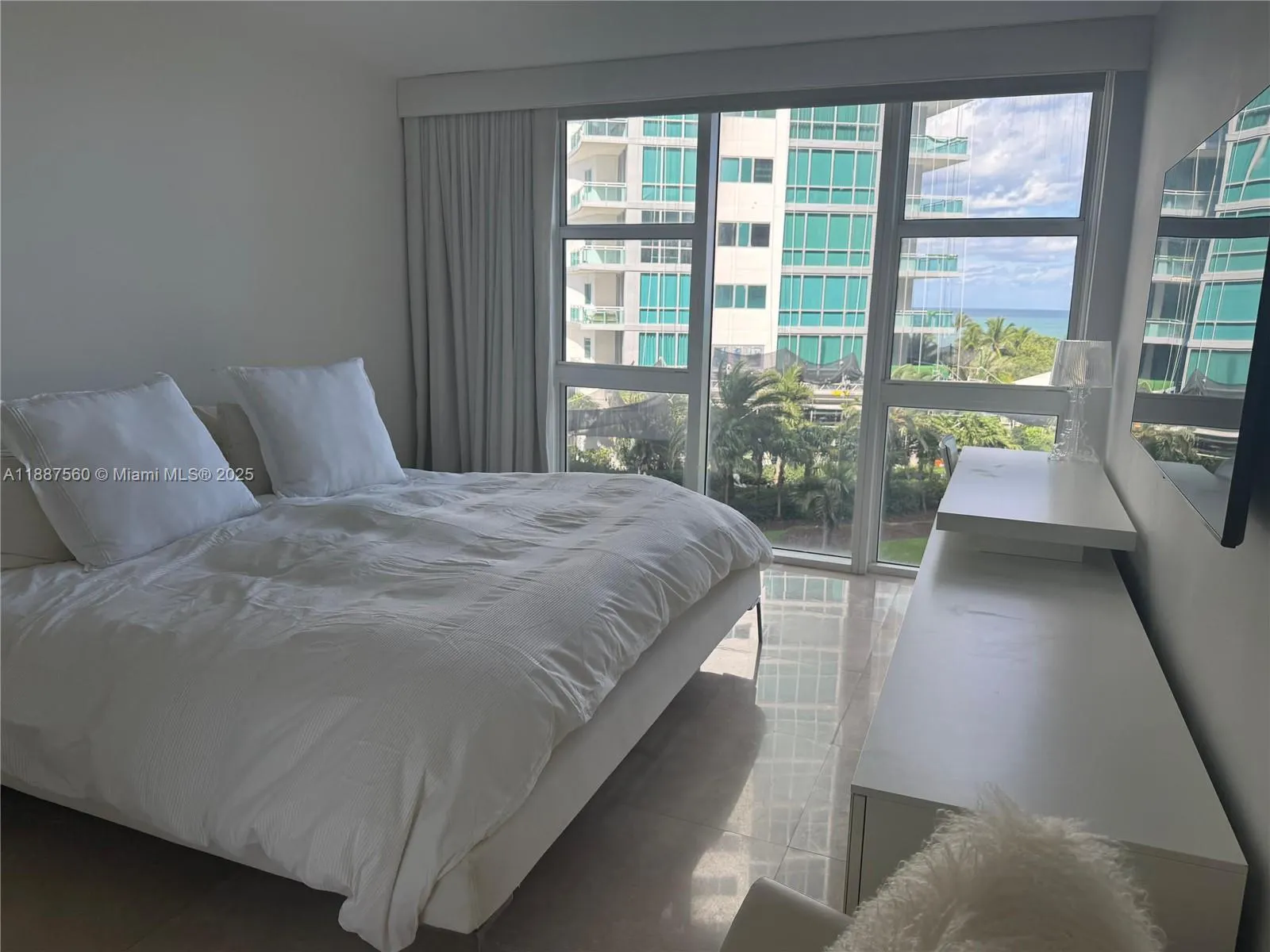 10275 Collins Ave, #533