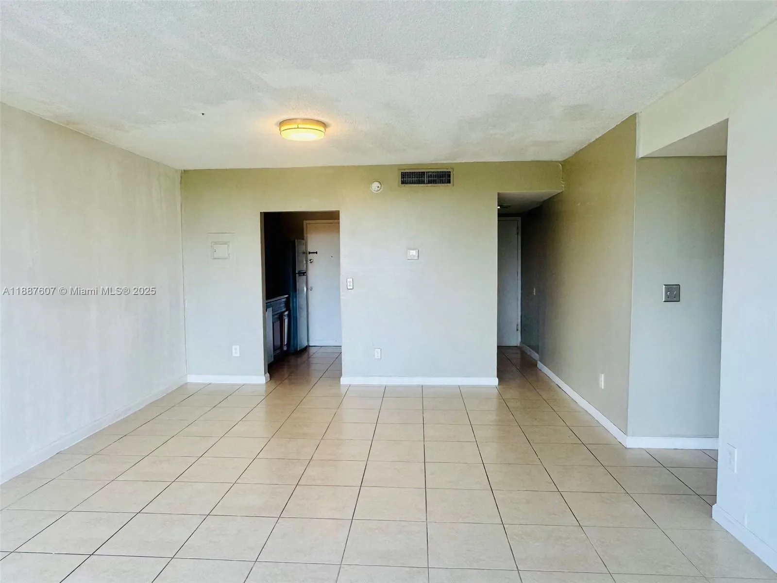 2000 NE 135th St, #403