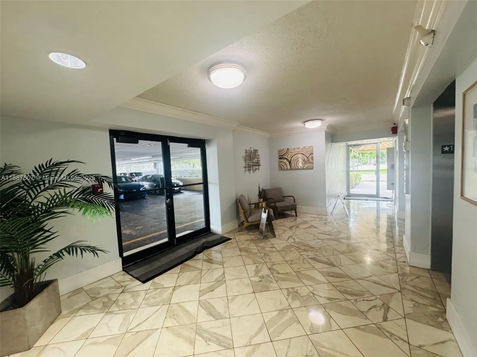 2000 NE 135th St, #403