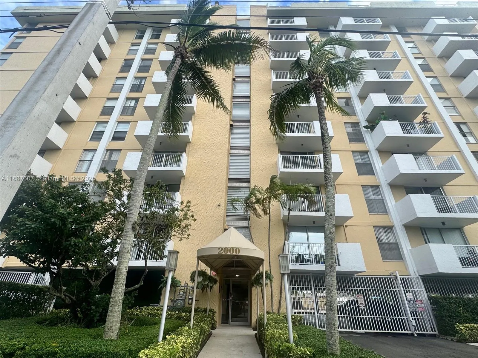 2000 NE 135th St, #403