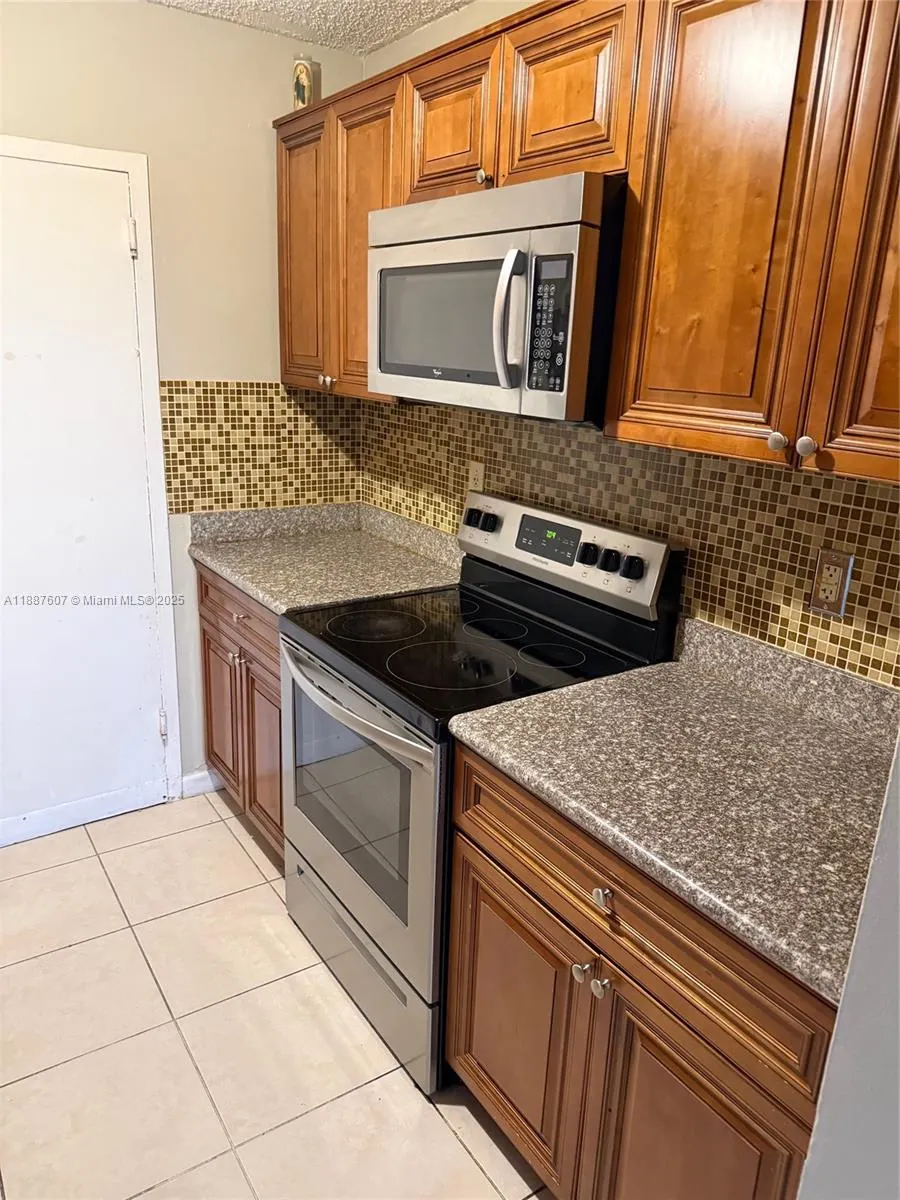 2000 NE 135th St, #403