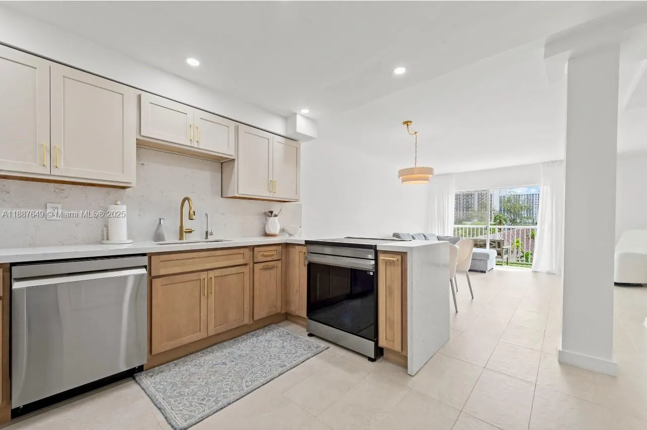 17800 Atlantic Blvd, #PH-3