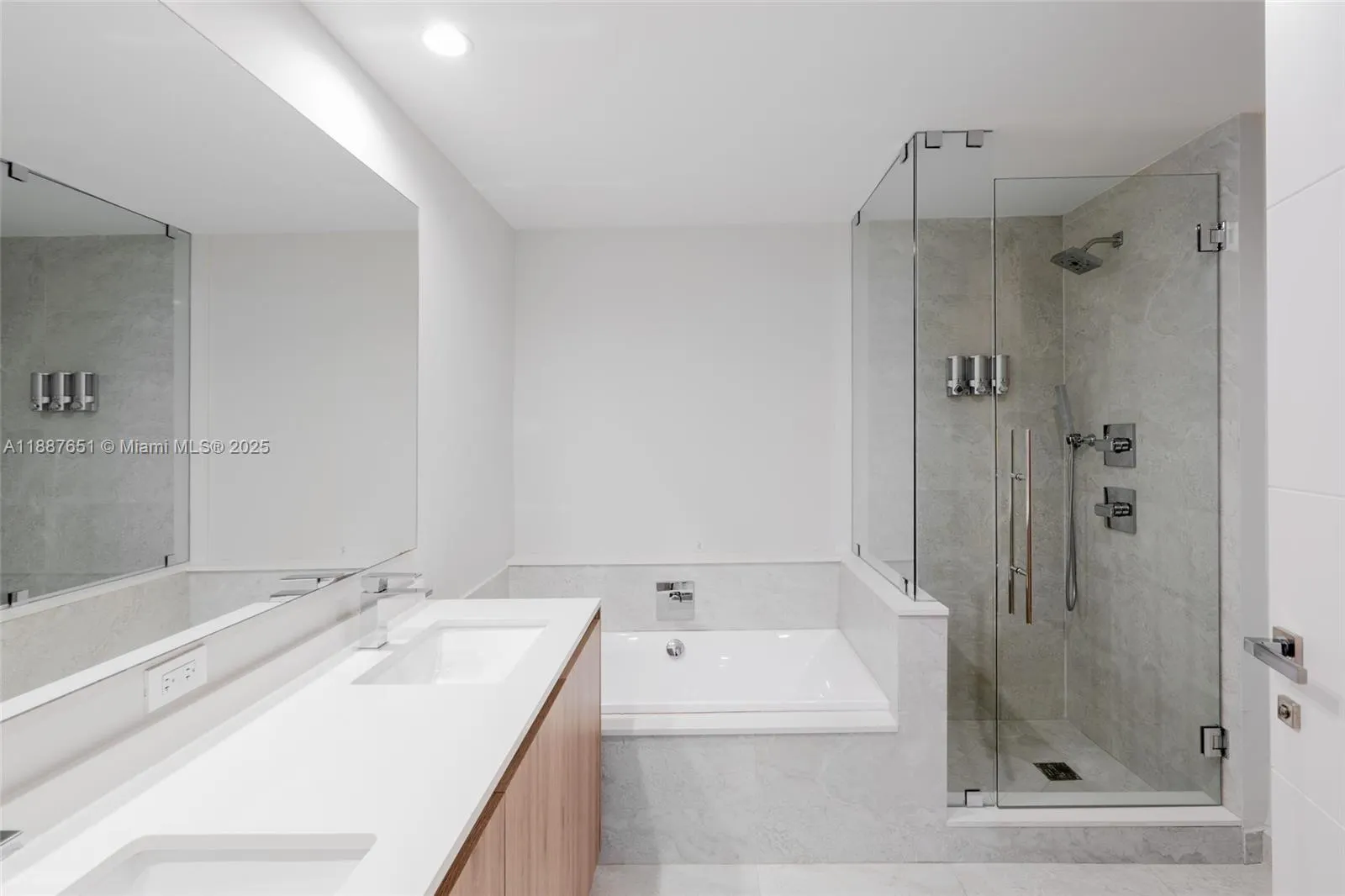 488 NE 18th St, #2612/2615