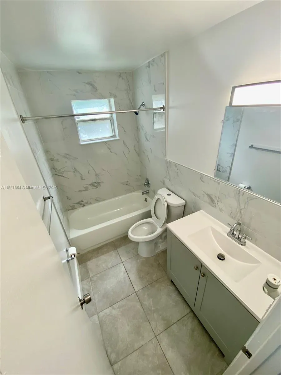 400 NE 1st St, #110