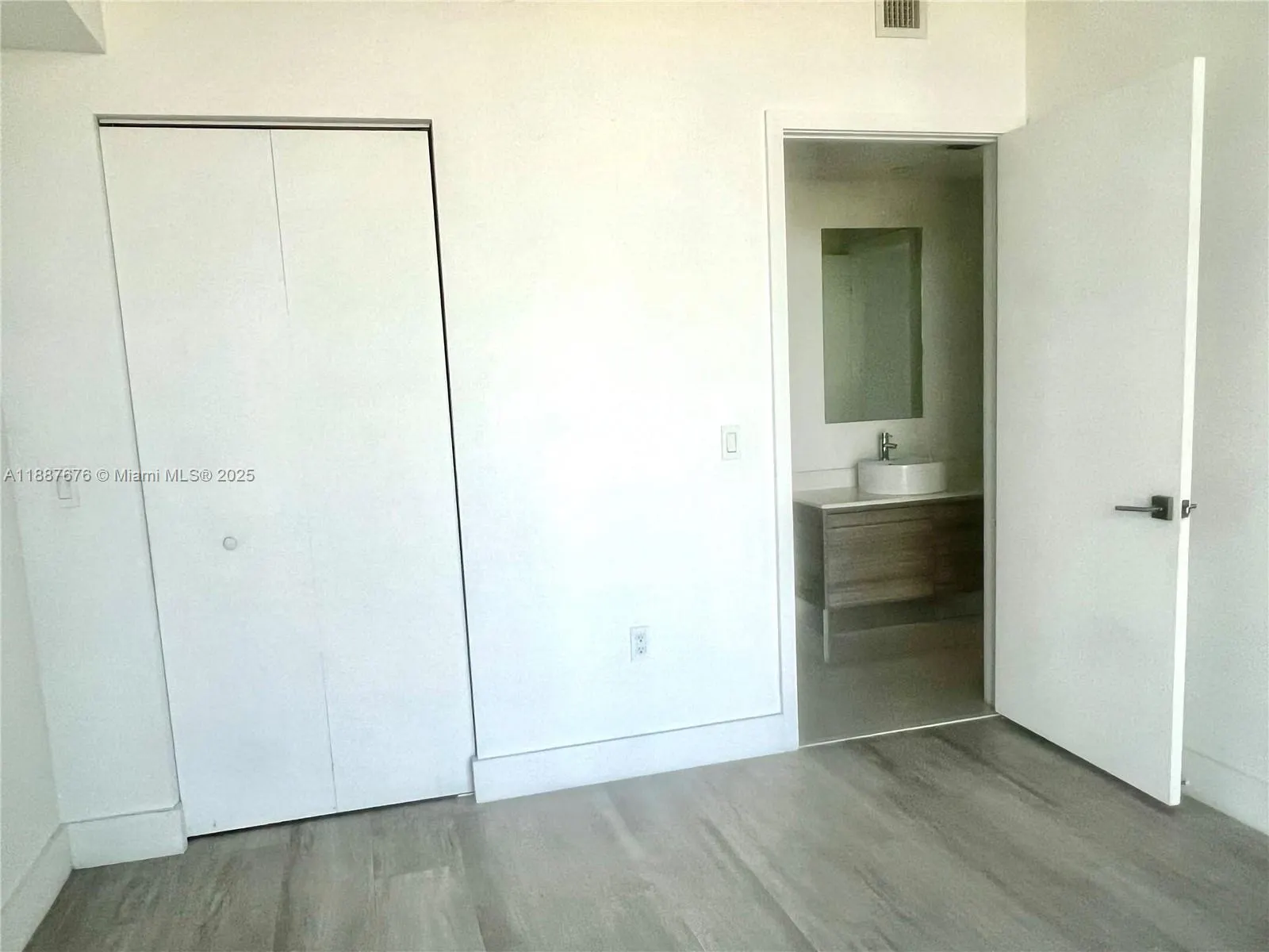 121 NE 34th St, #1114