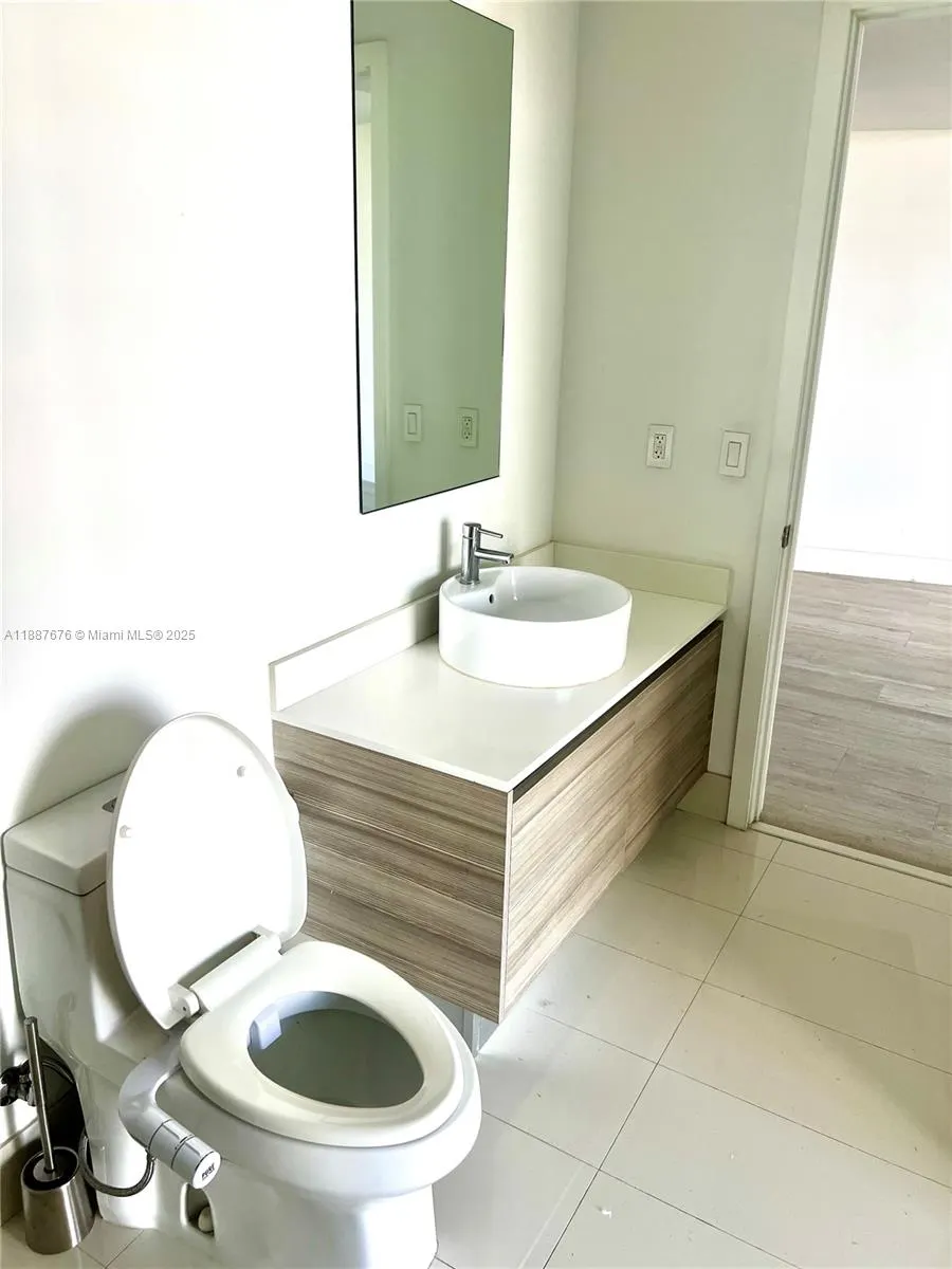 121 NE 34th St, #1114