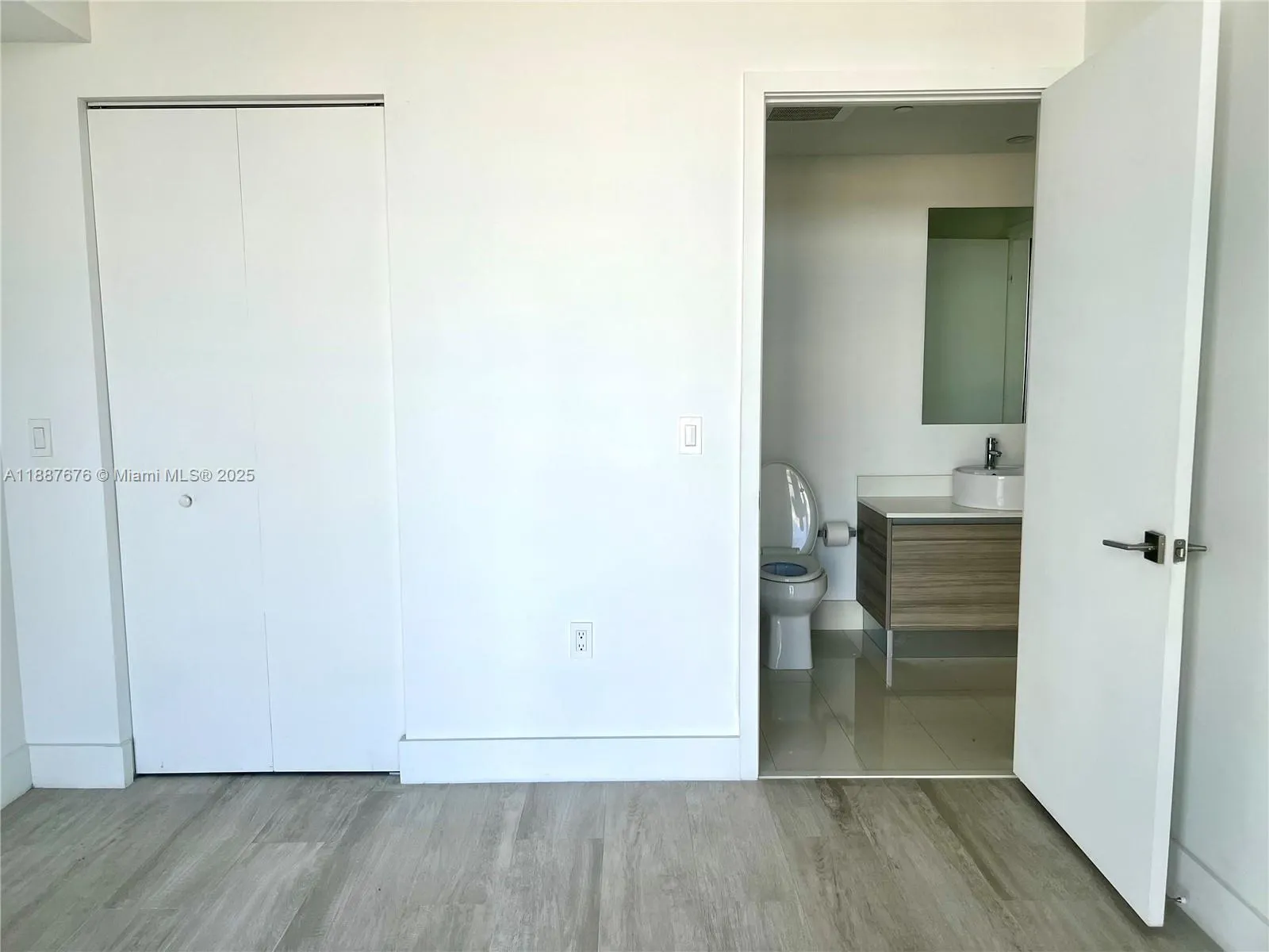 121 NE 34th St, #1114