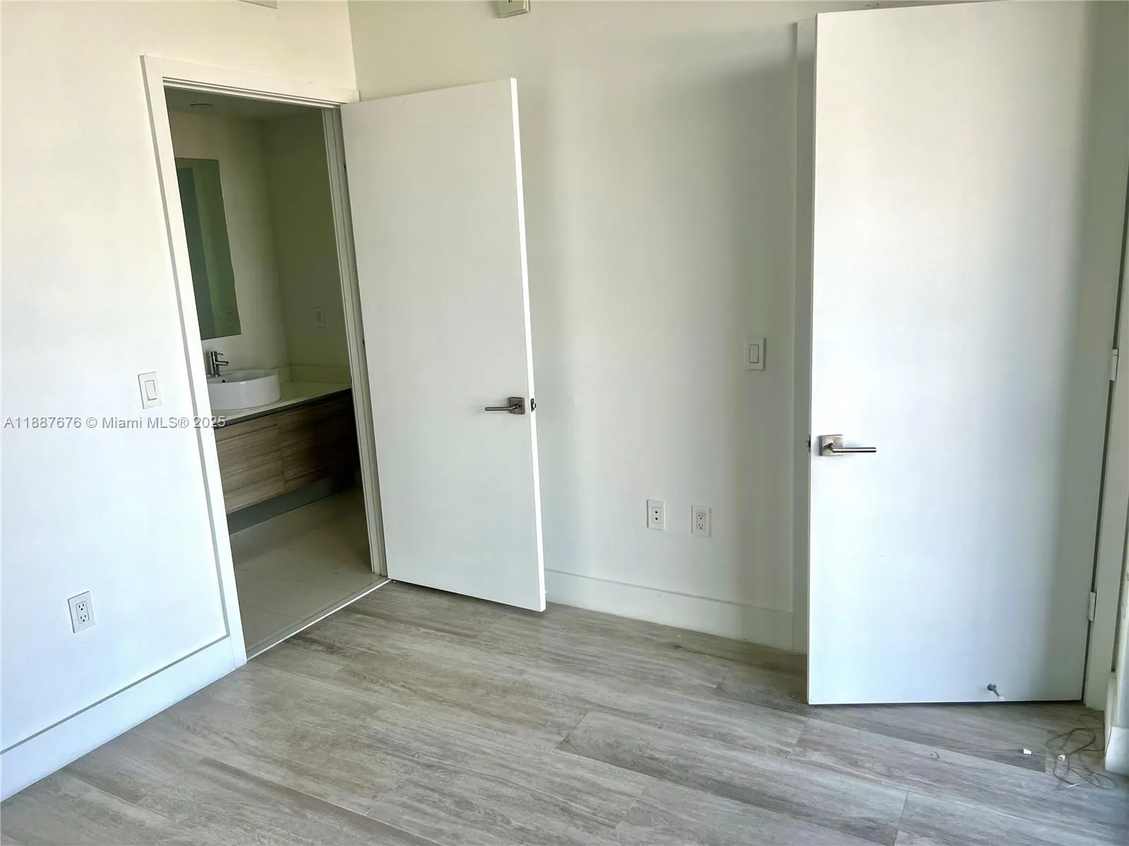 121 NE 34th St, #1114